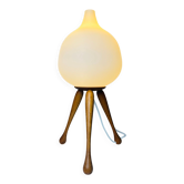 Lampe de table en bois sur trépied modèle 105 par Uno & Östen Kristiansson pour Luxus, Suède, années 1950.