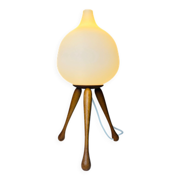 Lampe de table en bois sur trépied modèle 105 par Uno & Östen Kristiansson pour Luxus, Suède, années 1950.