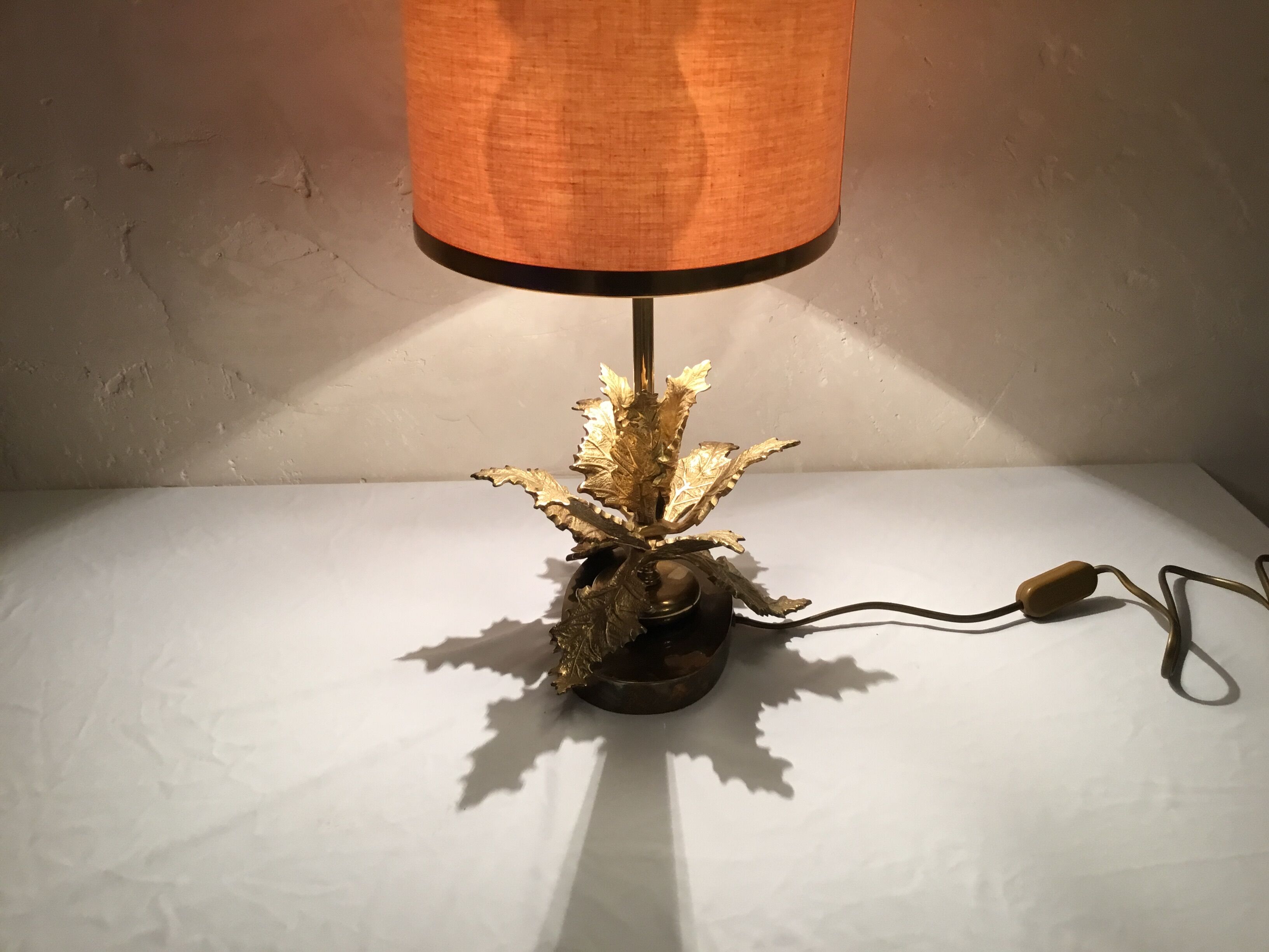Lampe vintage bronze décor de feuilles design