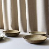 7 assiettes en grès moucheté