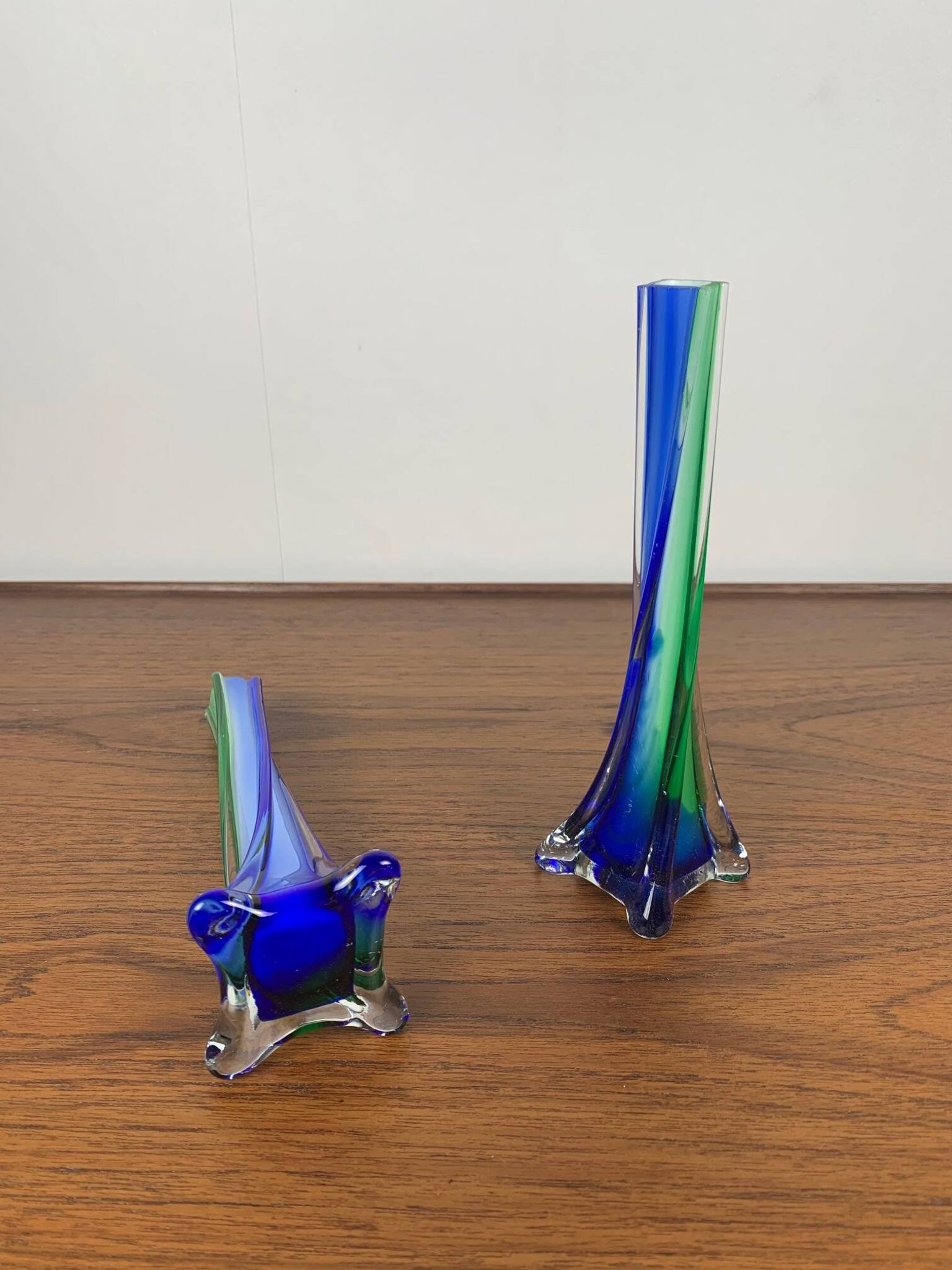Duo de soliflores en verre soufflé de style Murano, vert et bleu