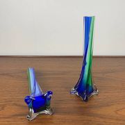 Duo de soliflores en verre soufflé de style Murano, vert et bleu