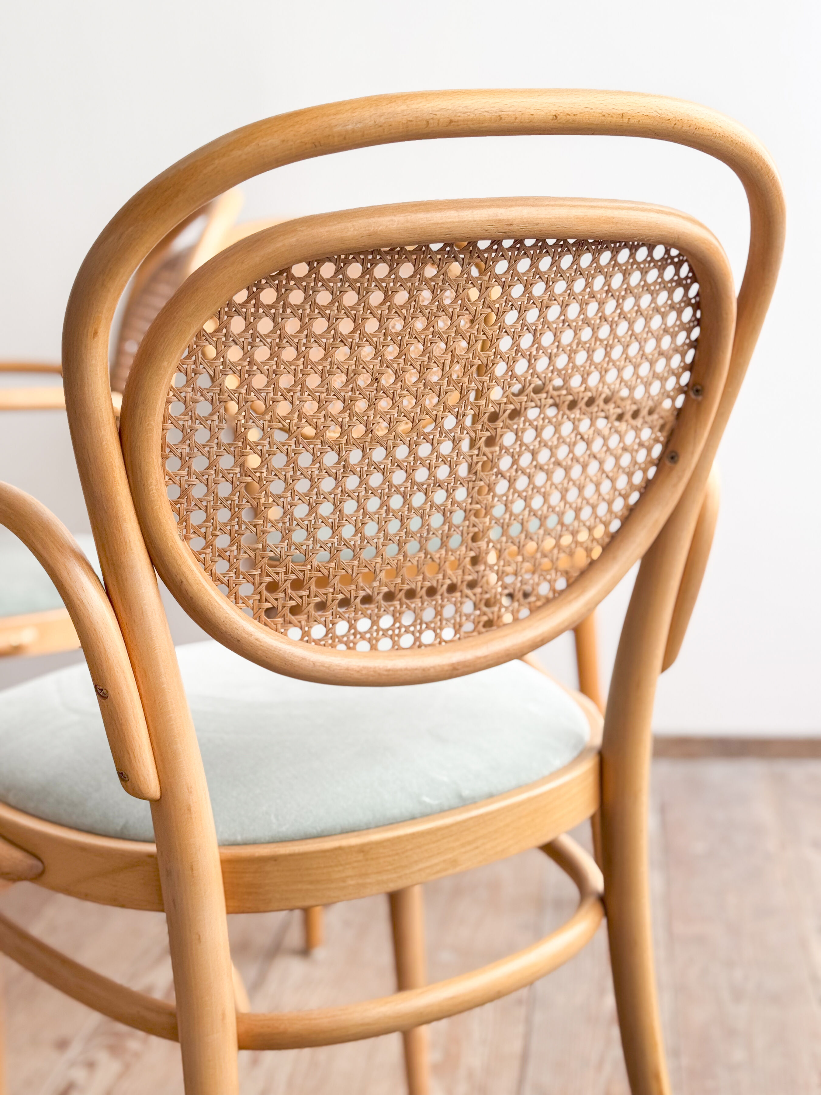 Ensemble de 4 chaises Thonet 215P en hêtre avec cannage d’origine et velour