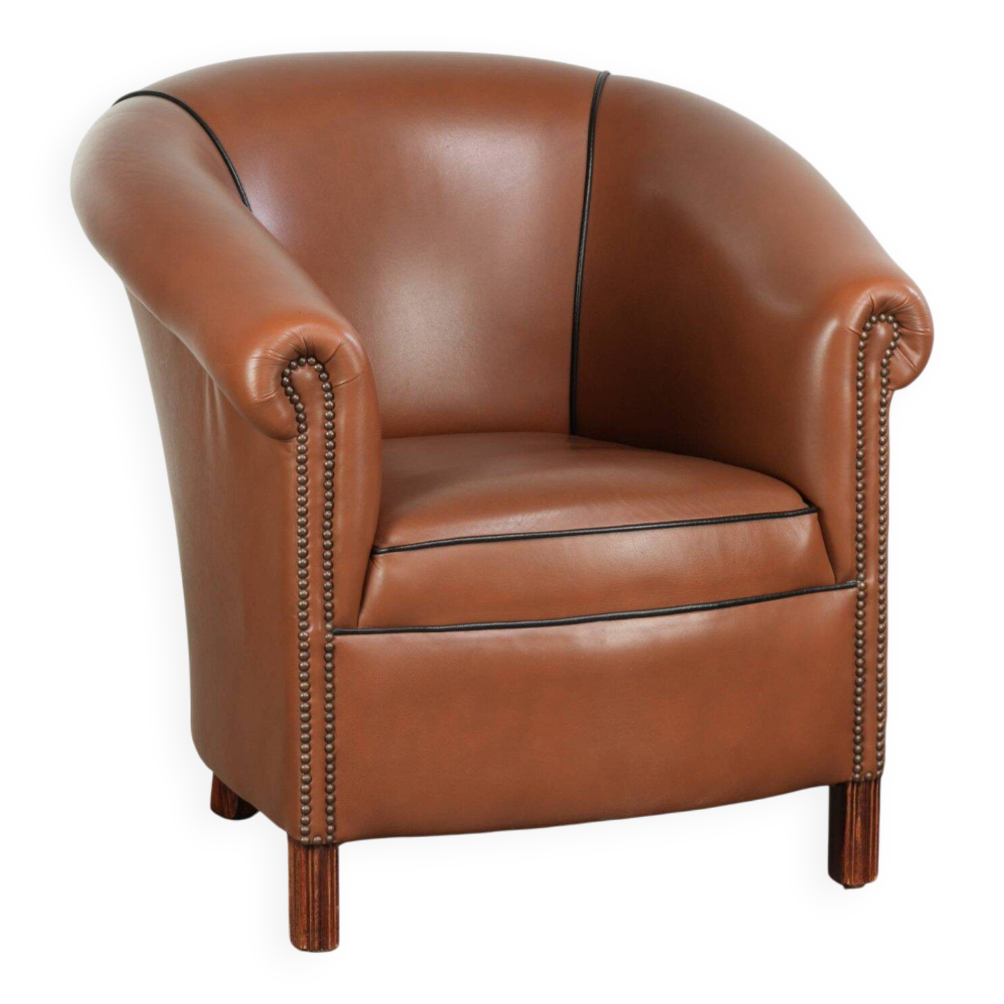English cowhide club armchair with a luxurious finish and a good appearance