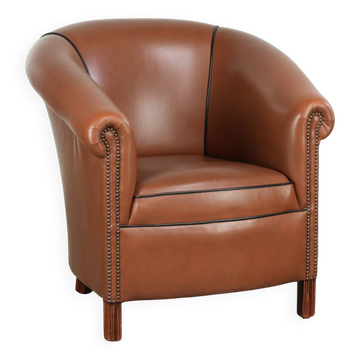 English cowhide club armchair with a luxurious finish and a good appearance