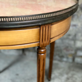 Table bouillotte de style Louis XVI en placage merisier à dessus marbre saumoné