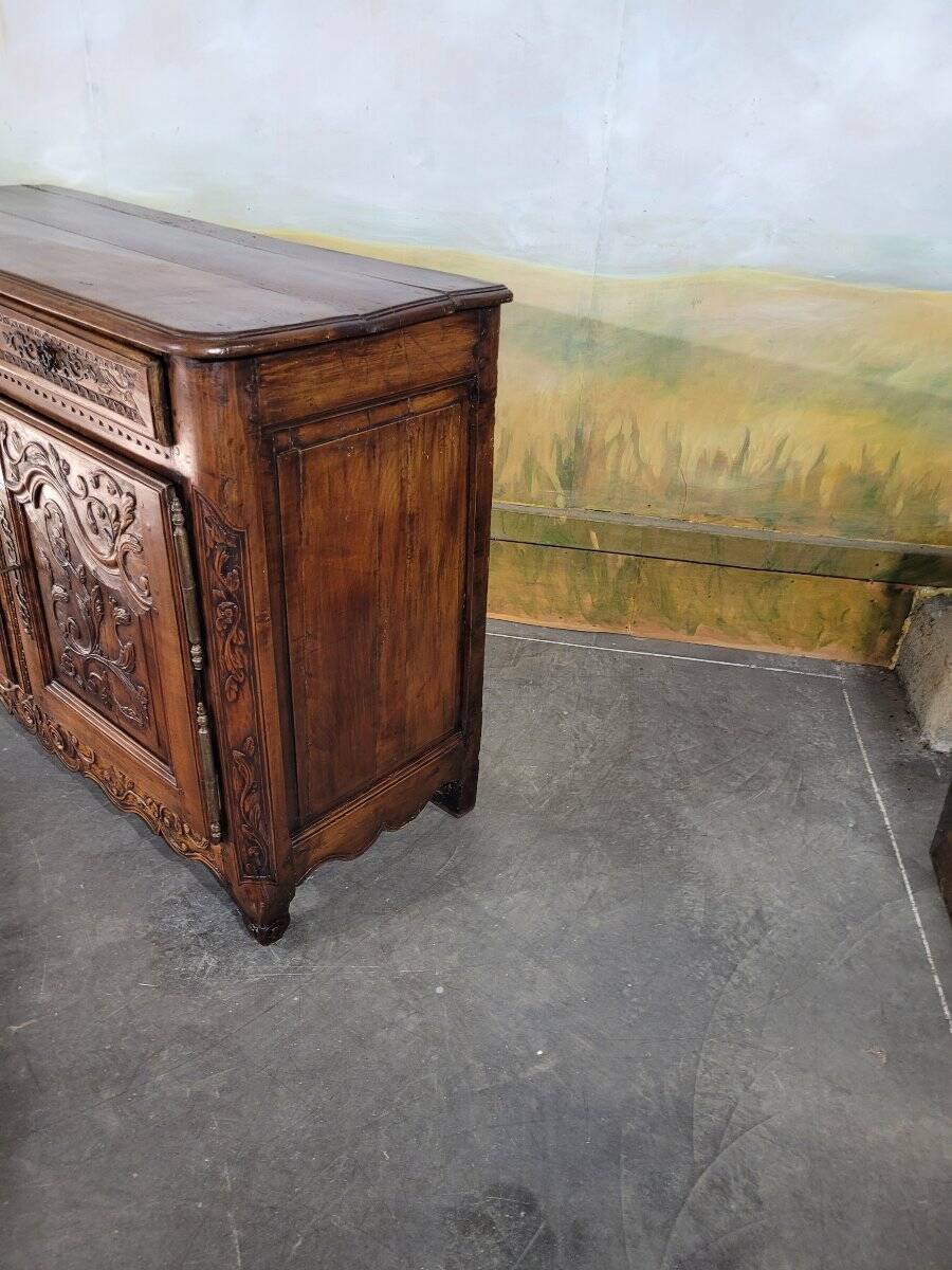 Buffet sculpté Louis XV en noyer