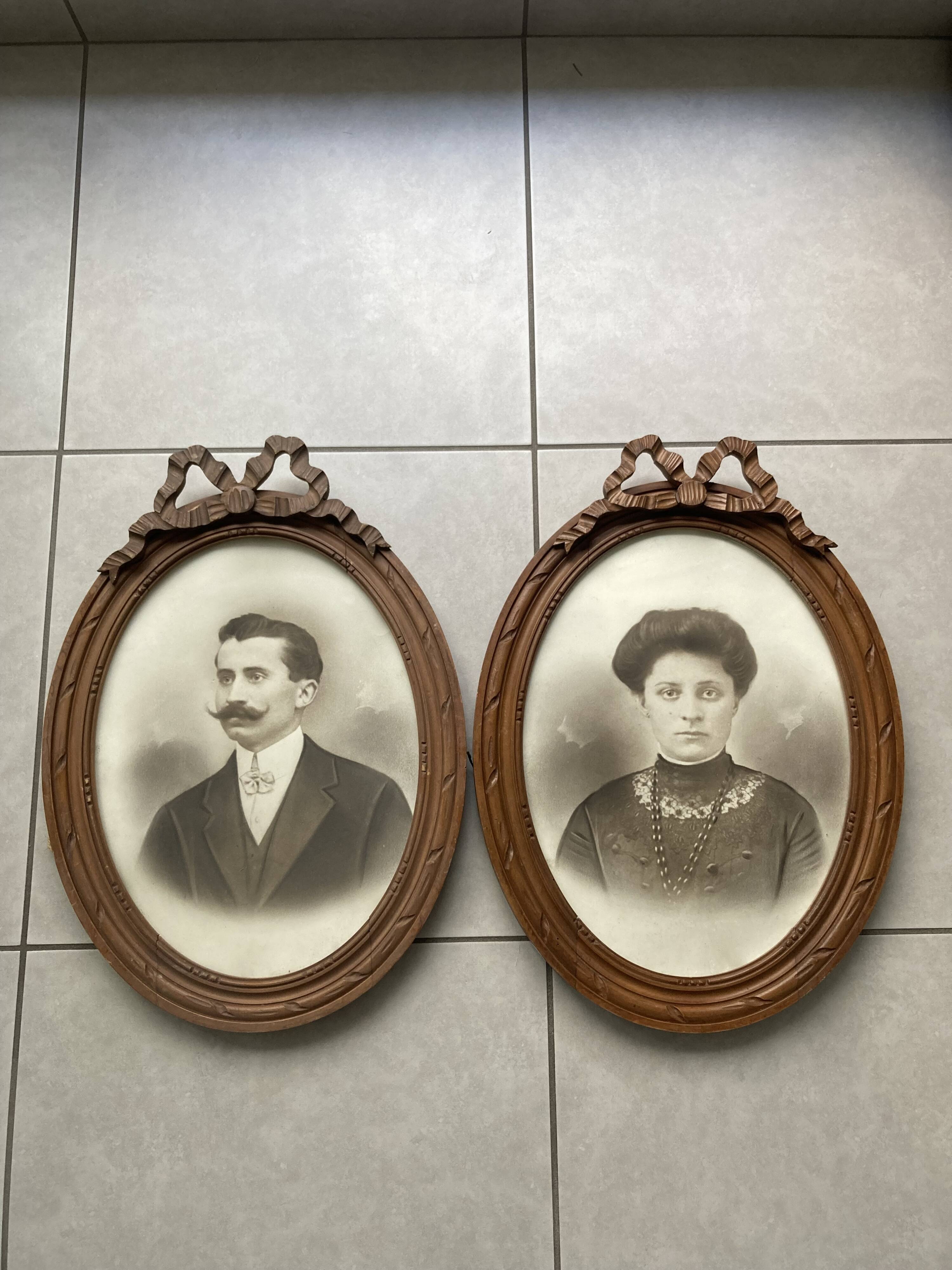 Pair of portraits of a couple in a 1900s knotted frame