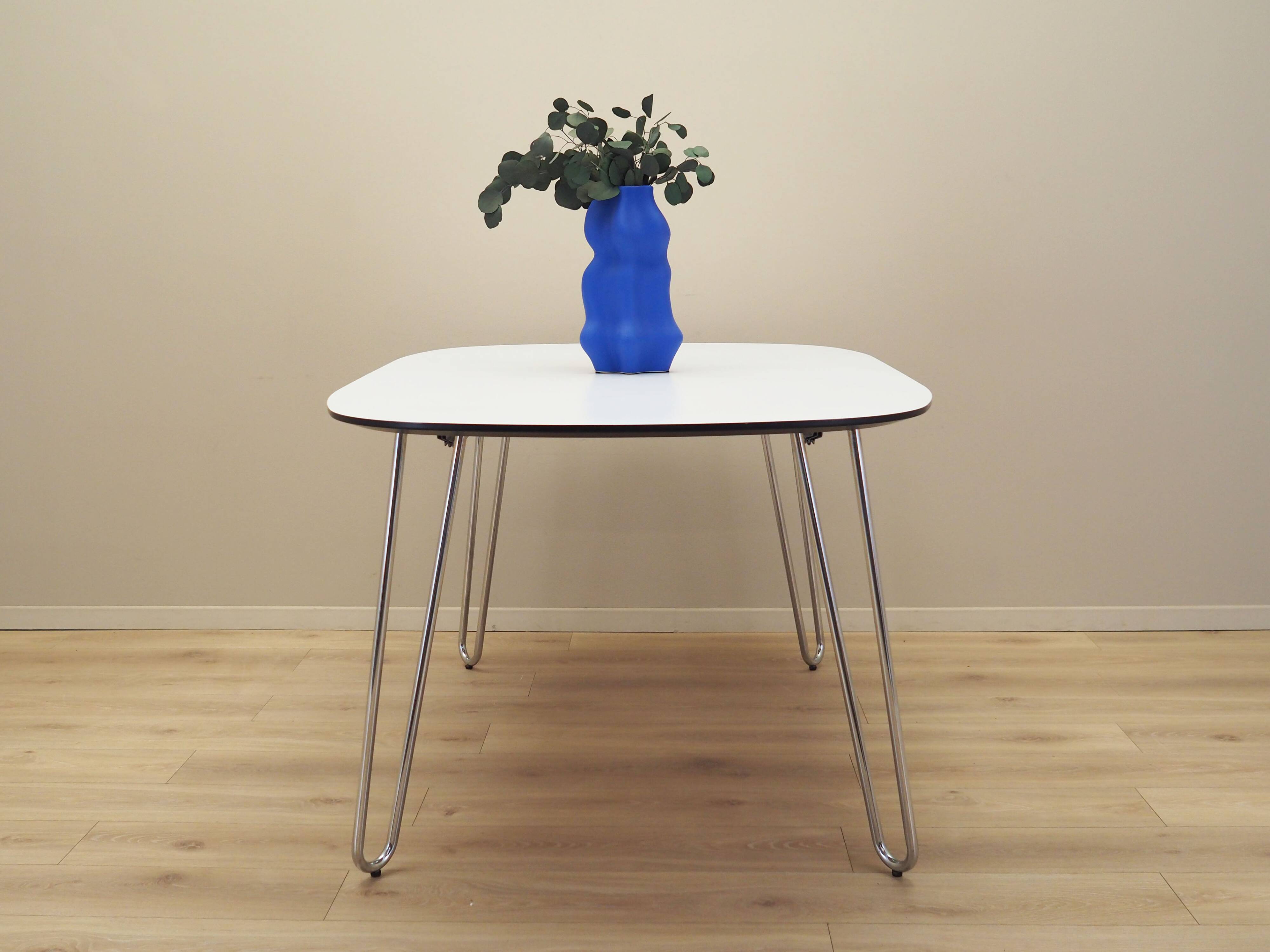 Table blanche, design italien, années 1990, production : Italie