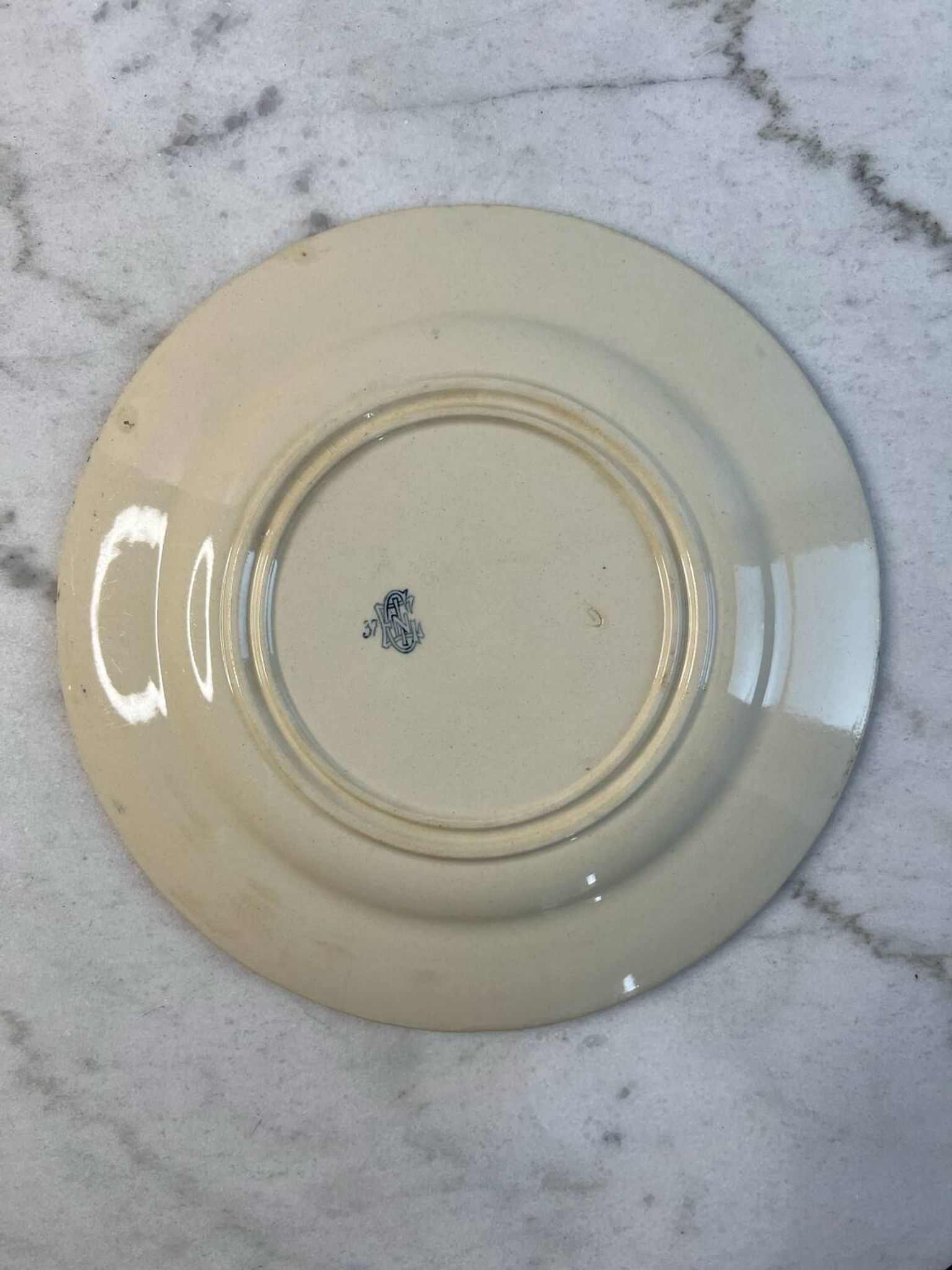 Flat plate made of ironstone from Gien, "Garlands" decoration, 1937.