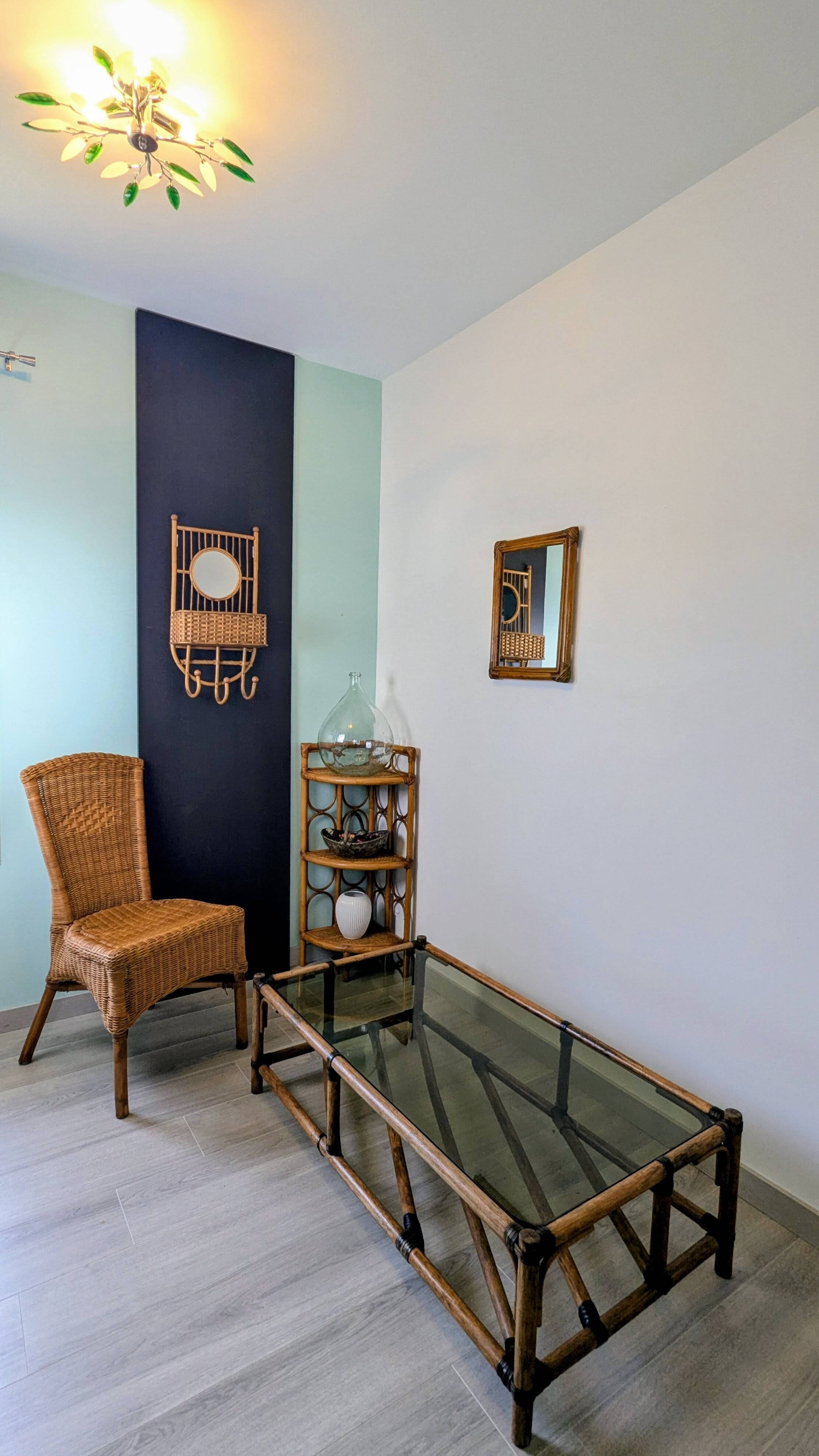 Vintage wall coat rack in rattan with mirror – Bohemian and natural charm