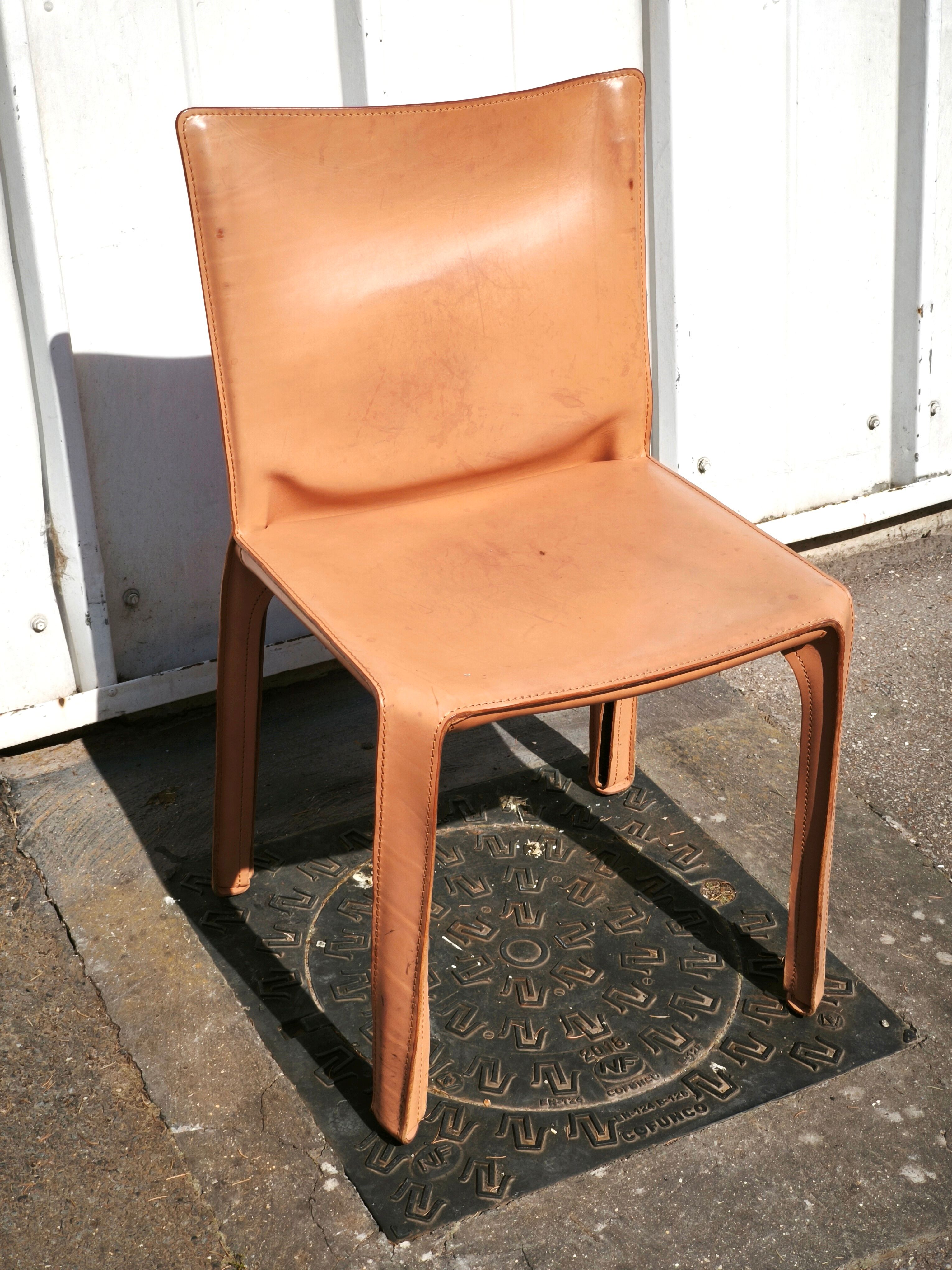 Suite de 4 chaises CAB412 Mario Bellini