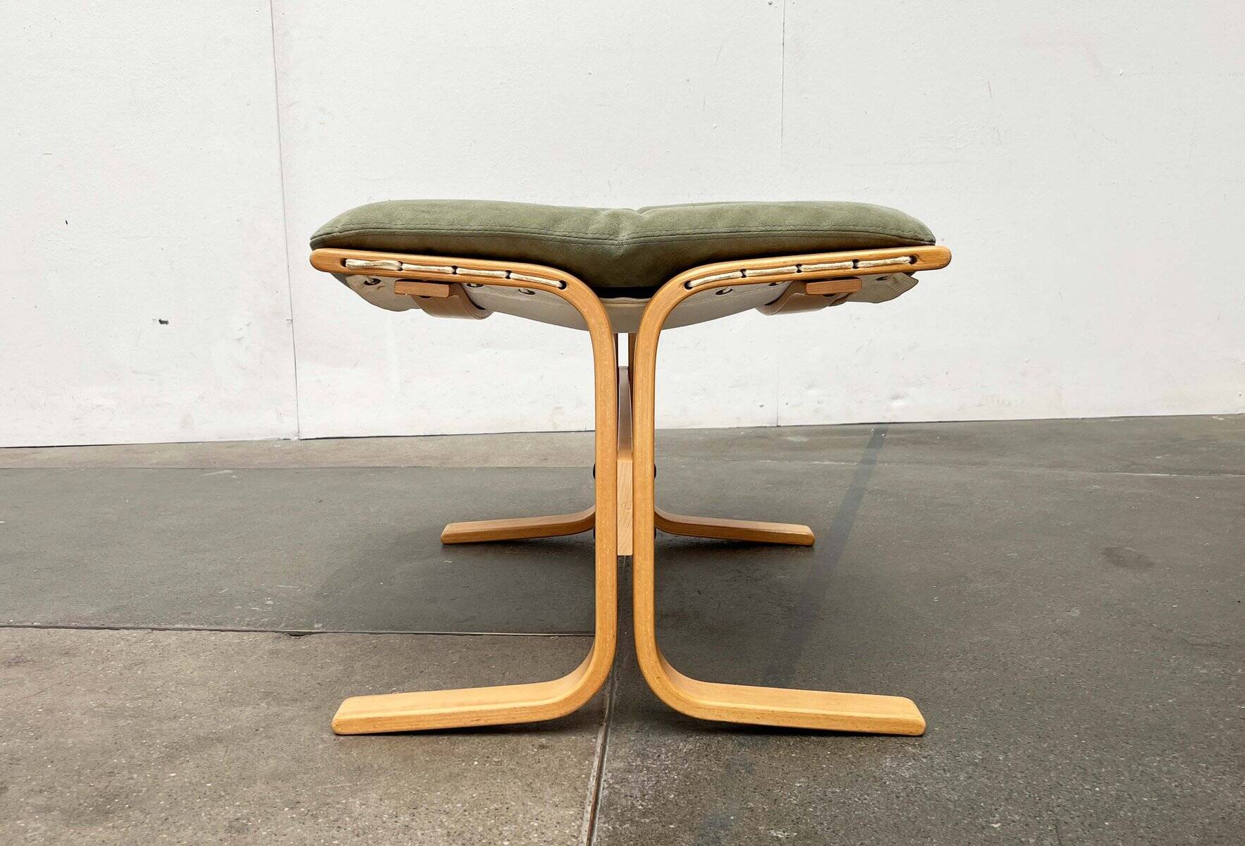 Mid-century Norwegian Siesta pouf in nubuck leather by Ingmar Relling for Westnofa, 1960s.