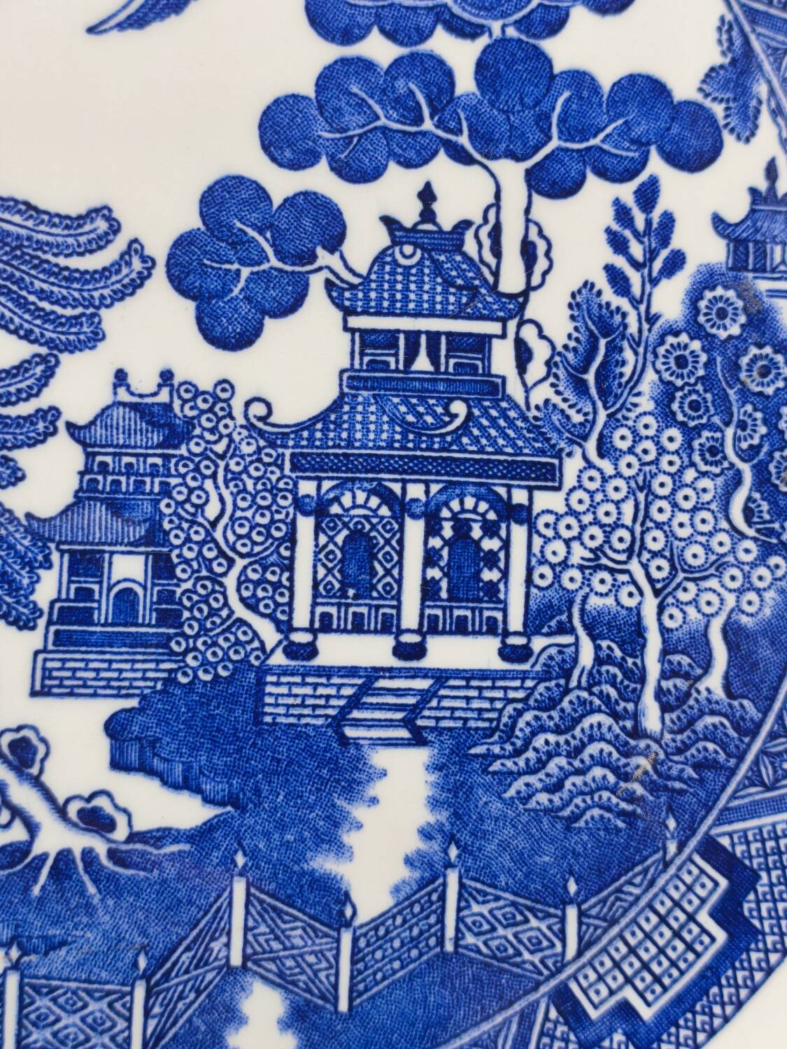 Large blue and white English plate – Chinoiserie decoration – Churchill Home