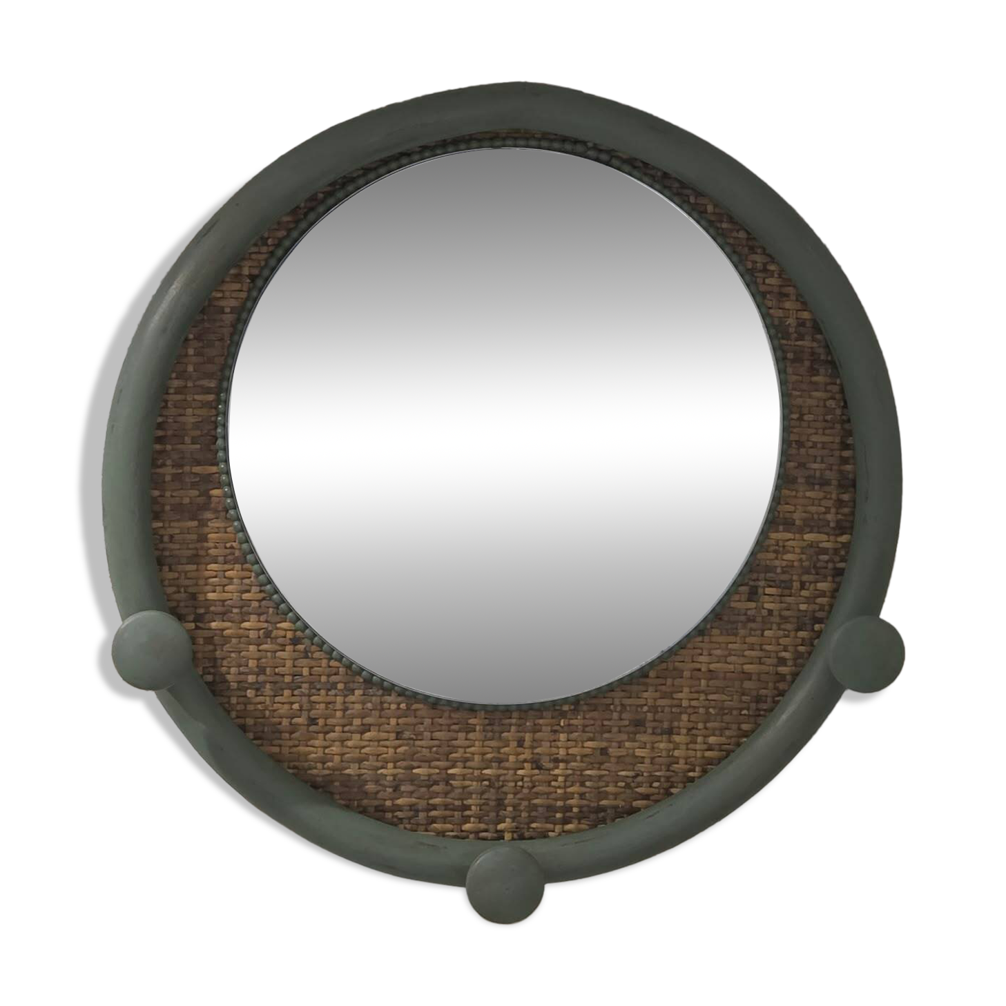 Round decorative mirror in sage green and rattan – Chic country style