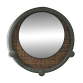 Round decorative mirror in sage green and rattan – Chic country style