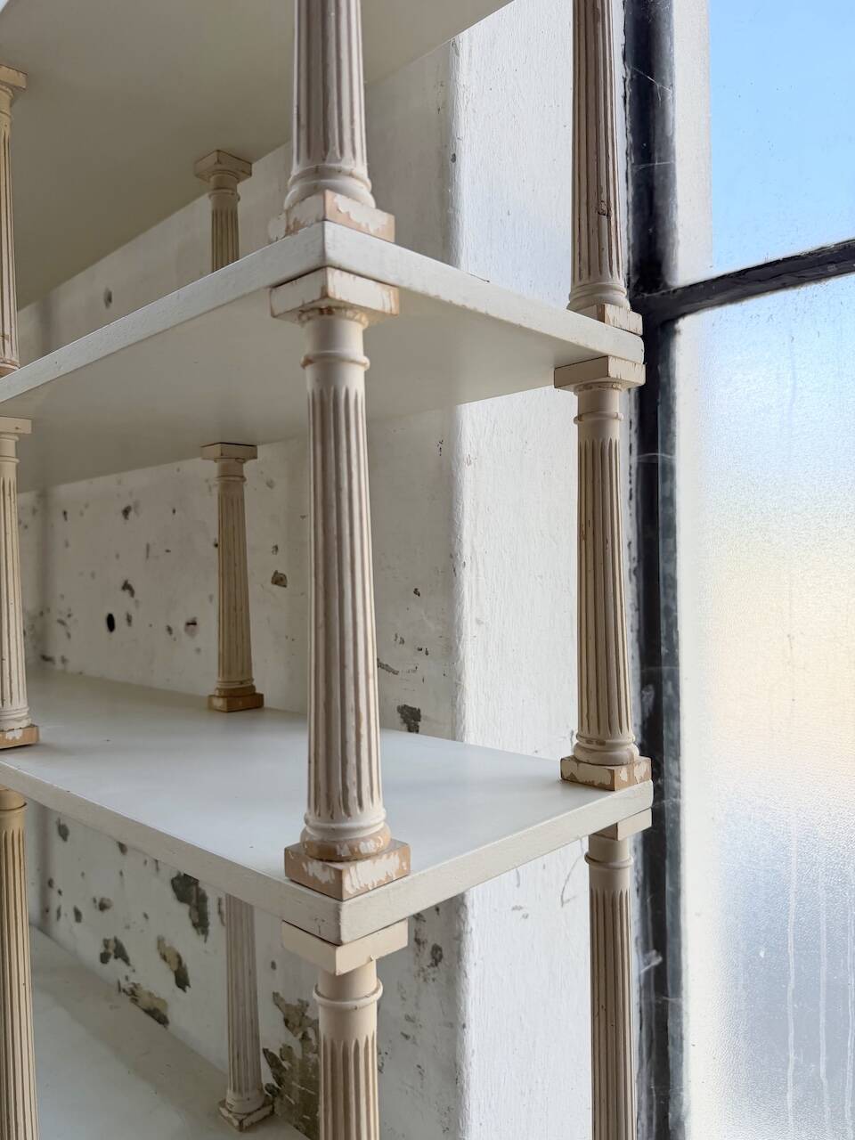 Bibliothèque, étagère XL Napoléon en bois patiné blanc
