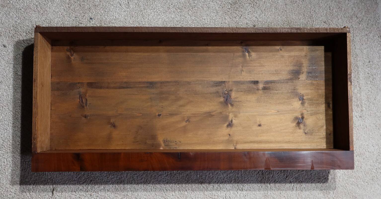 Mahogany burl chest of drawers, Restoration period – Early 19th century