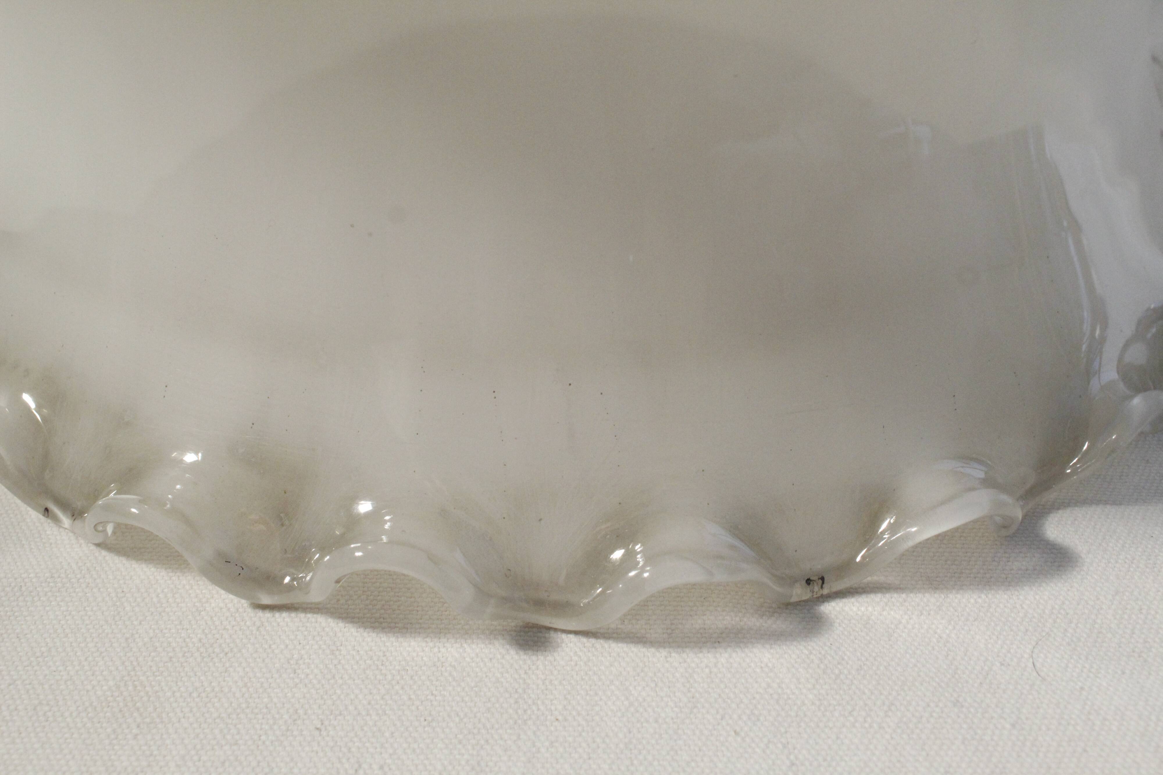 Round suspension in white opaline with serrated edges electrified