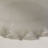 Round suspension in white opaline with serrated edges electrified