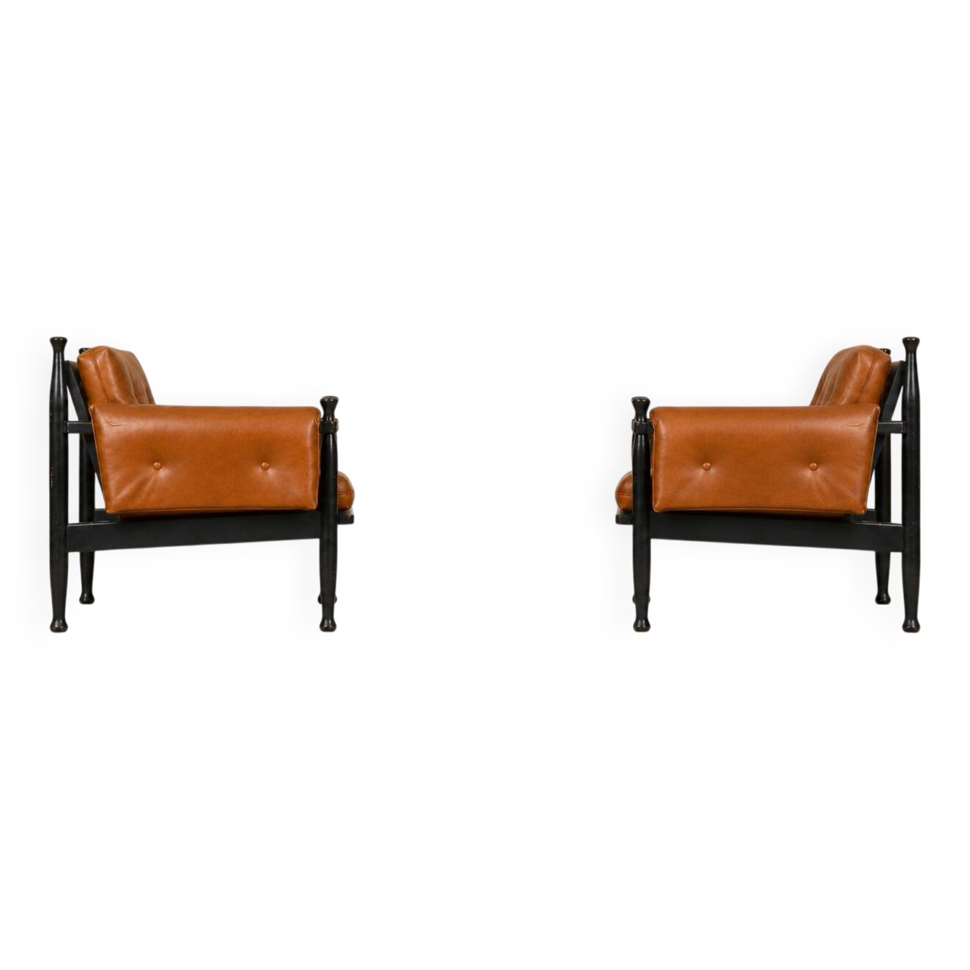 Paire de fauteuils lounge « safari » en cuir cognac et hêtre noir — c. 1970