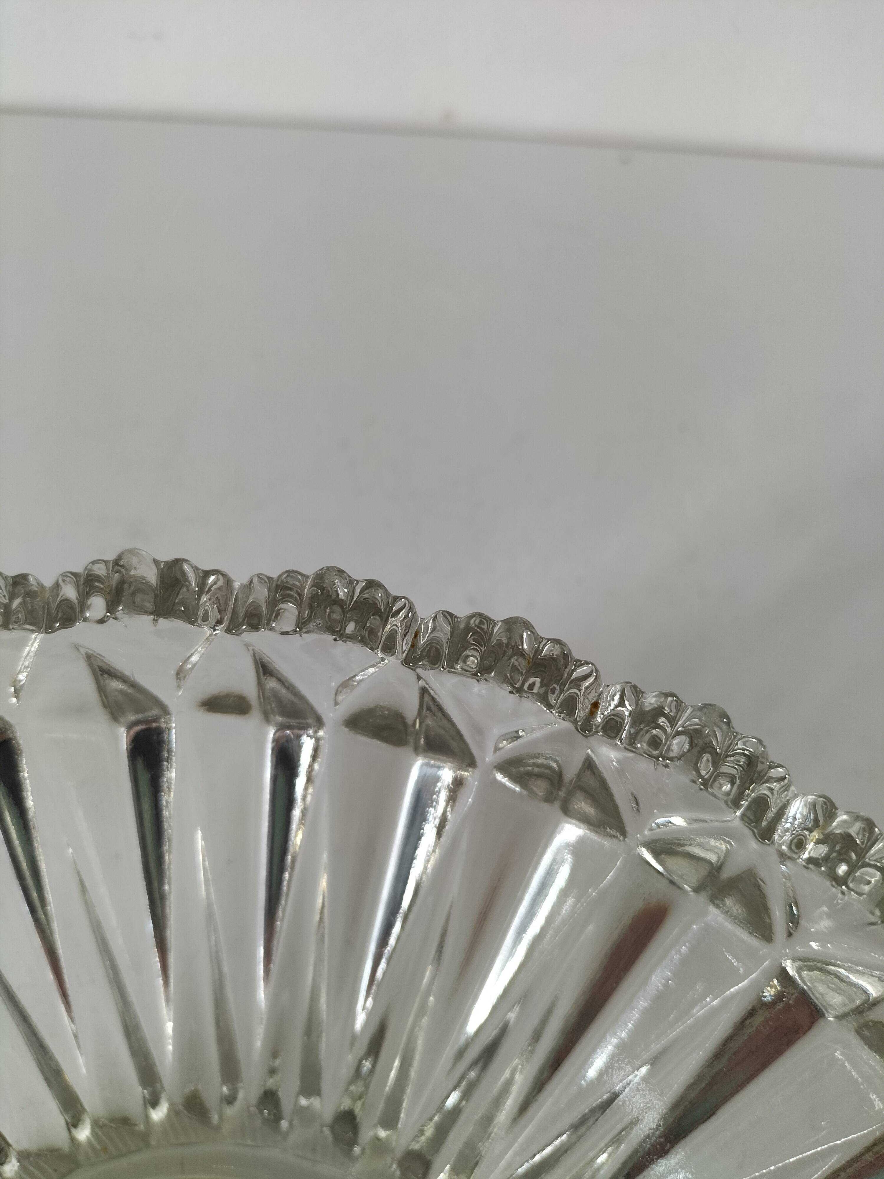 Coupe vintage en verre pressé – éclat et caractère