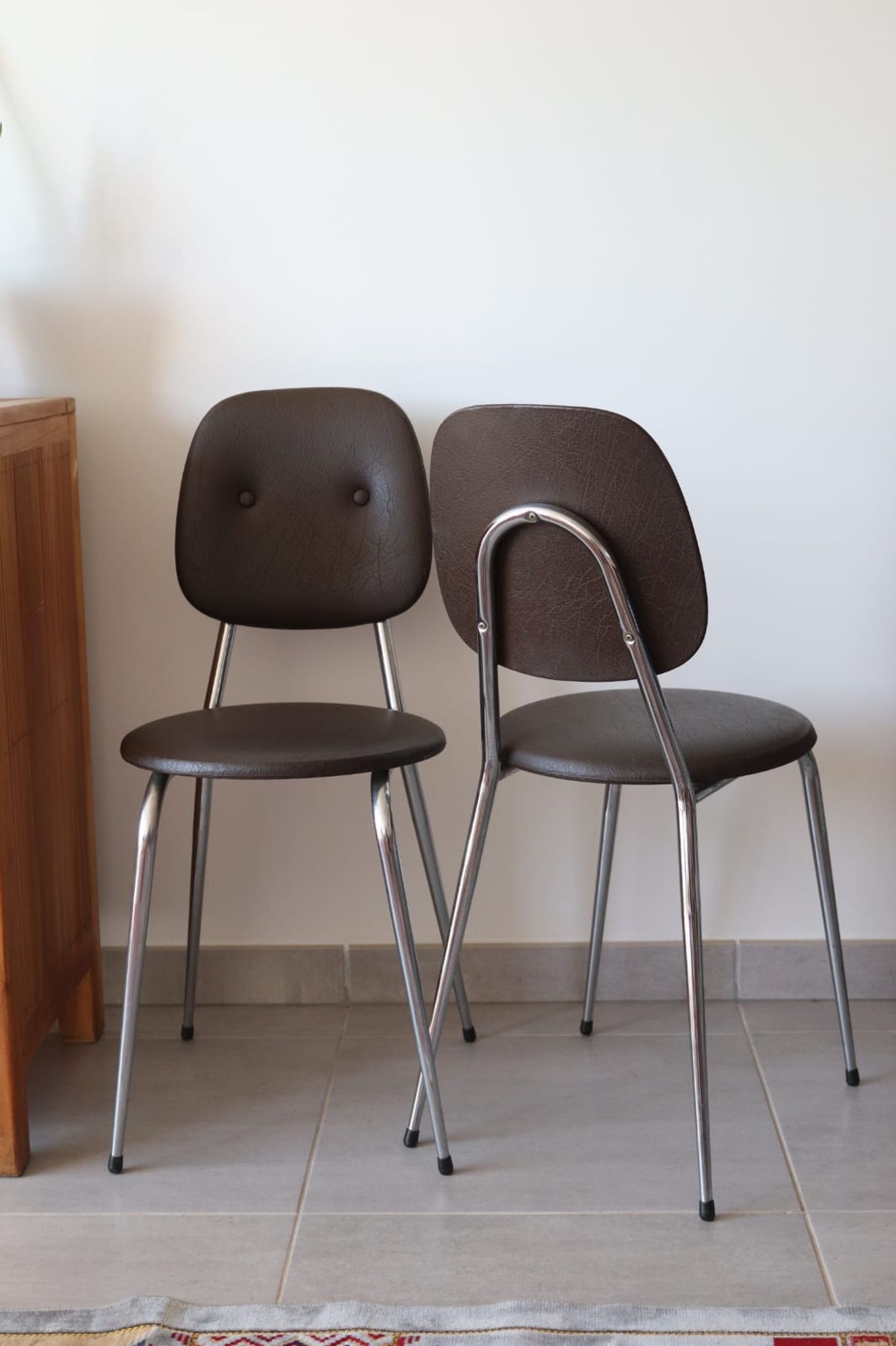 2 chaises années 70 en skaï chocolat et métal chromé