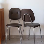 2 chaises années 70 en skaï chocolat et métal chromé