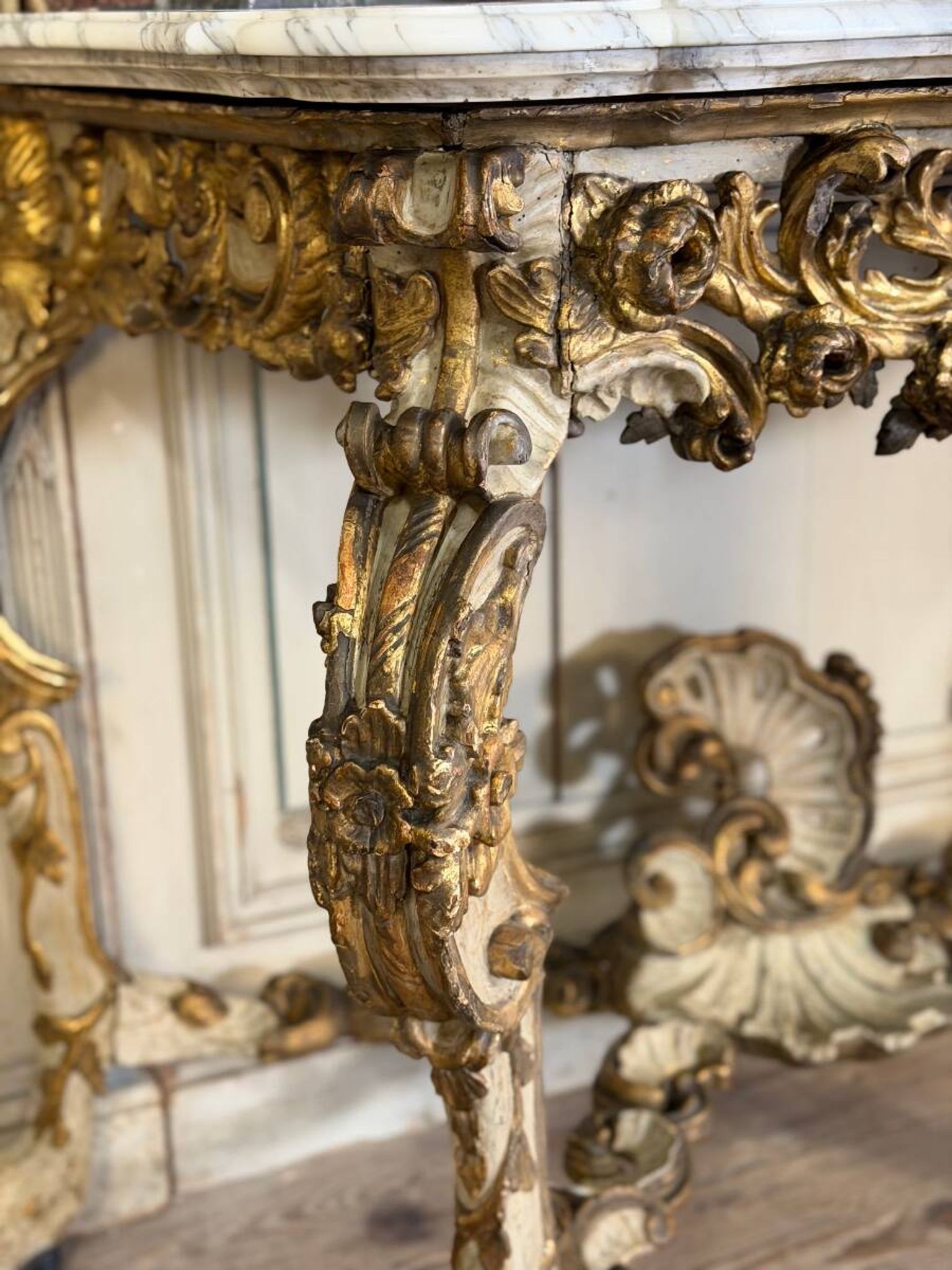 Console en bois peint et doré, Italie, XVIIIème siècle