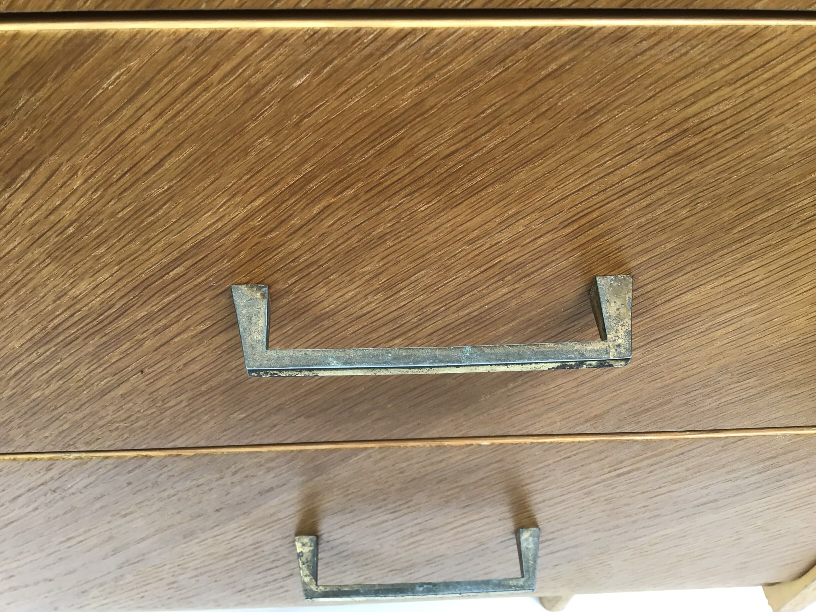 Commode plaquage chêne pieds fuseaux années 60