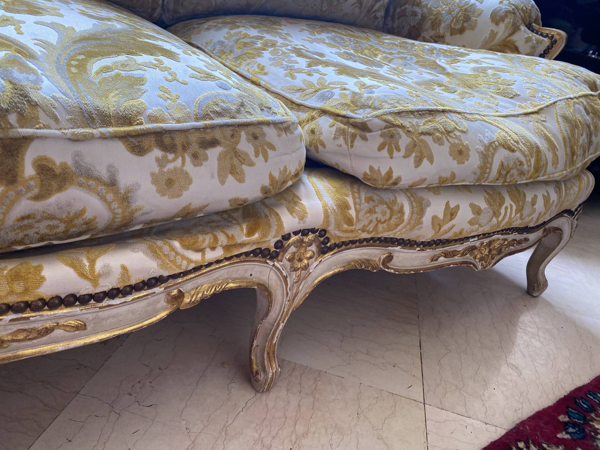 2 fauteuils et un canapé vintage velours jaune et or.
