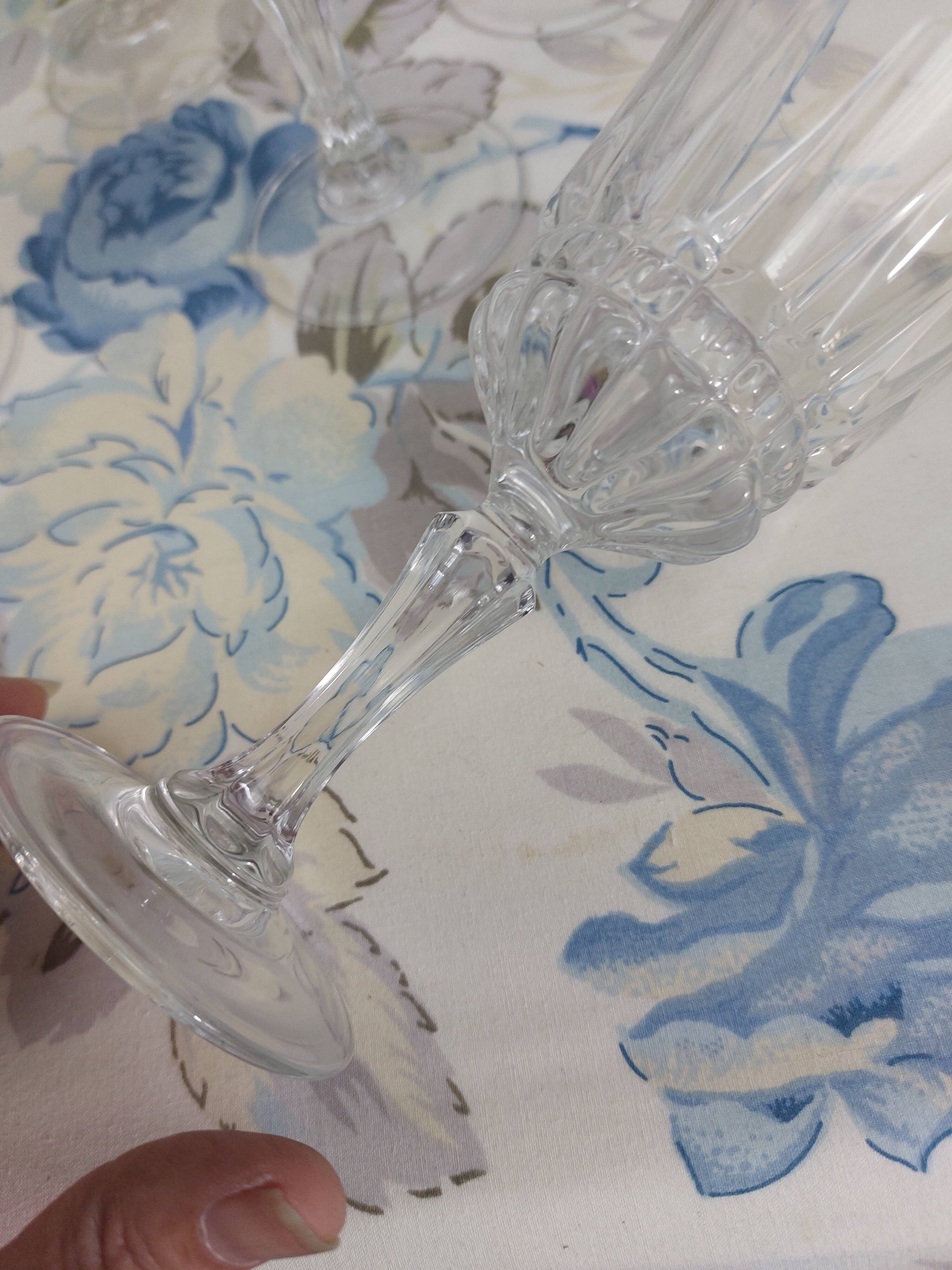 Set of 6 luminarc wine glasses