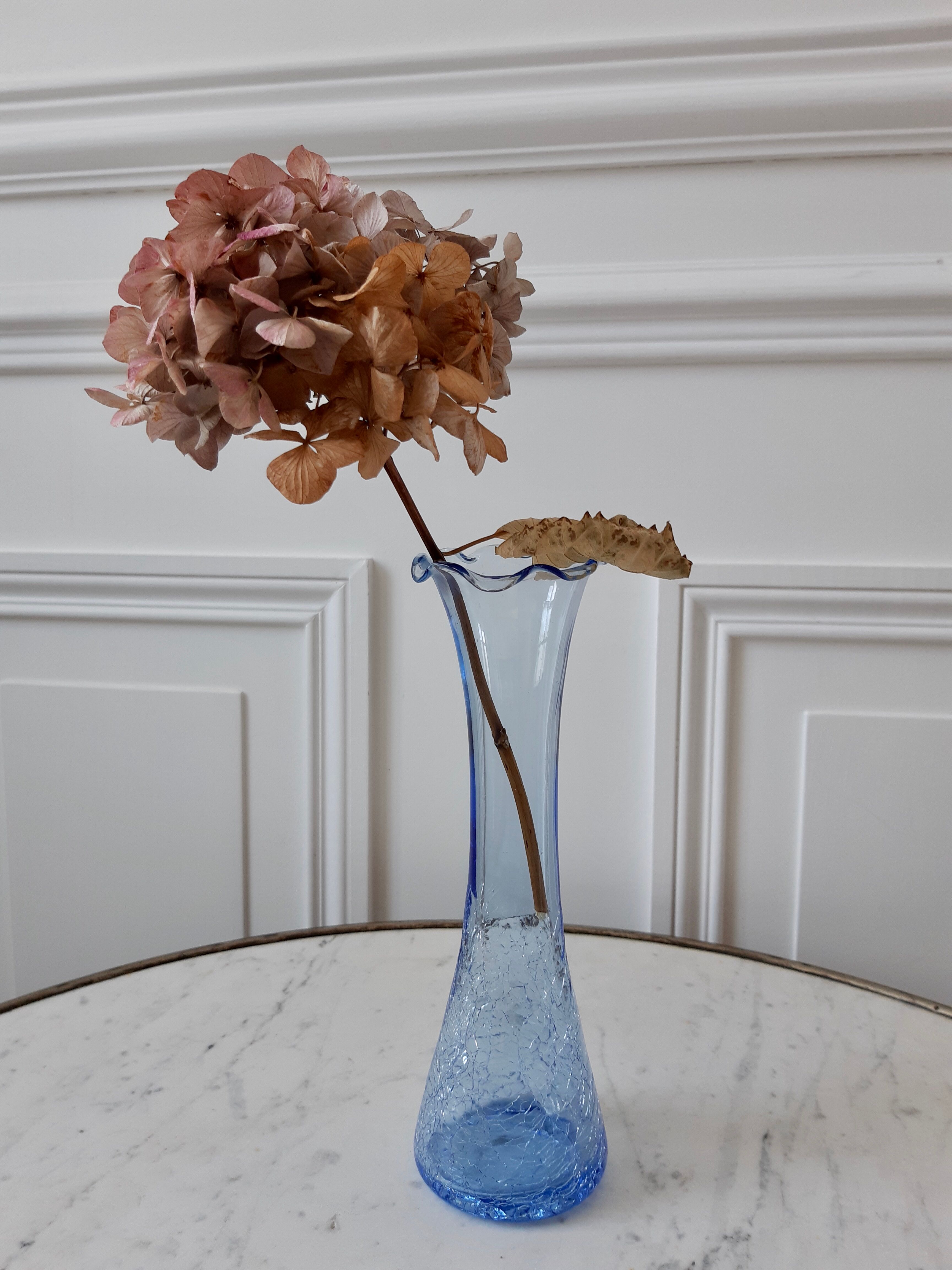 70s-toothed blue vase