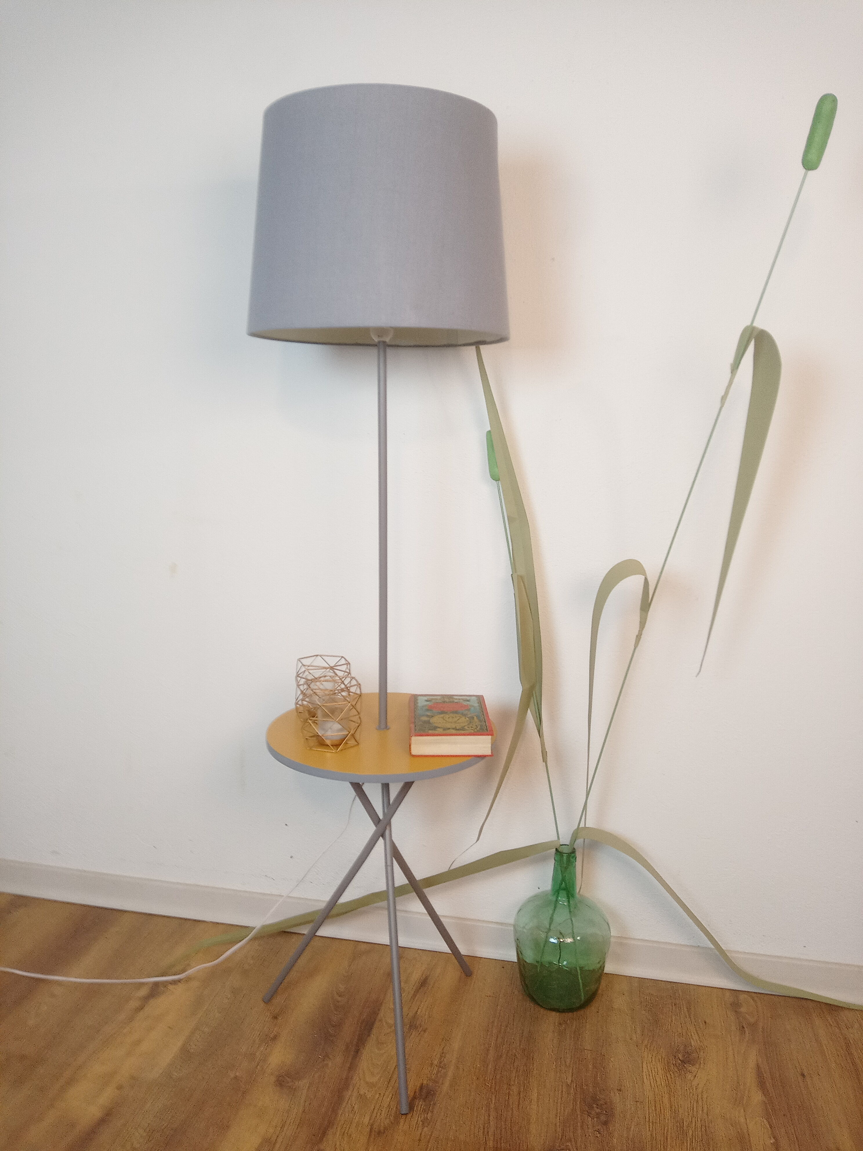 Vintage tripod lampfloor