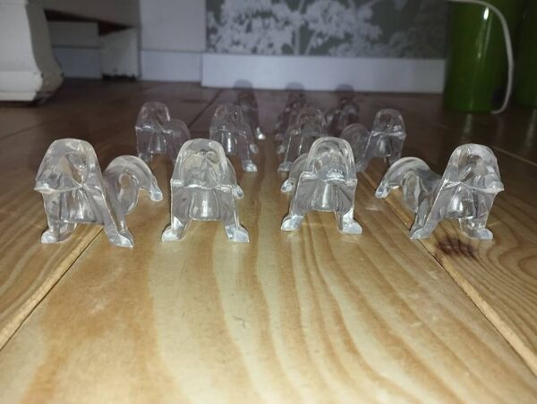 Série de 12 porte-couteaux Danone – Chiens – Bakélite / plastique dur – Ann