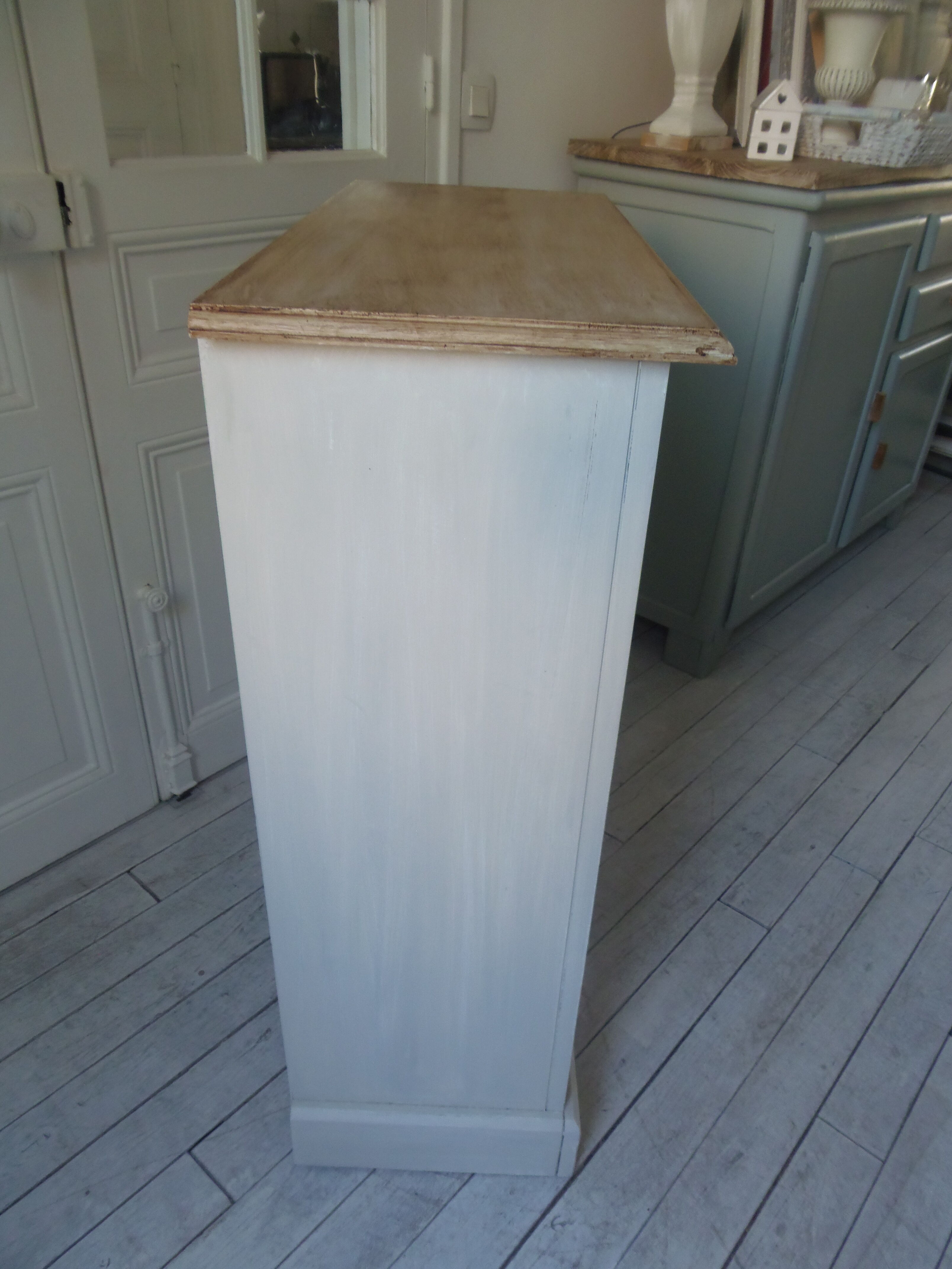 Pearl gray patinated library, 2 shelves, wooden tray.