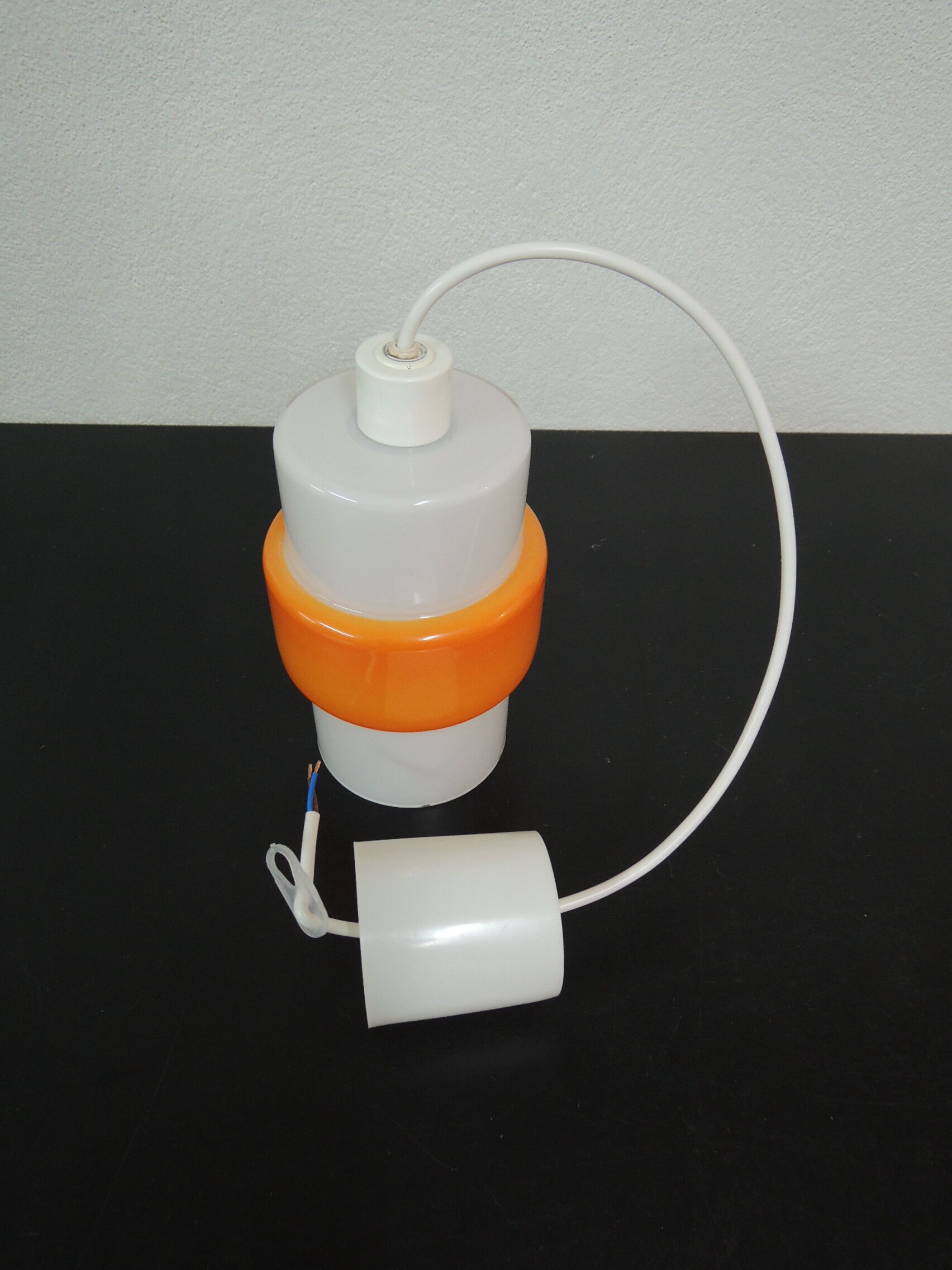 White and orange opaline suspension