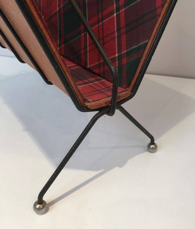 Magazine rack in black lacquered metal, leather and checkered fabric