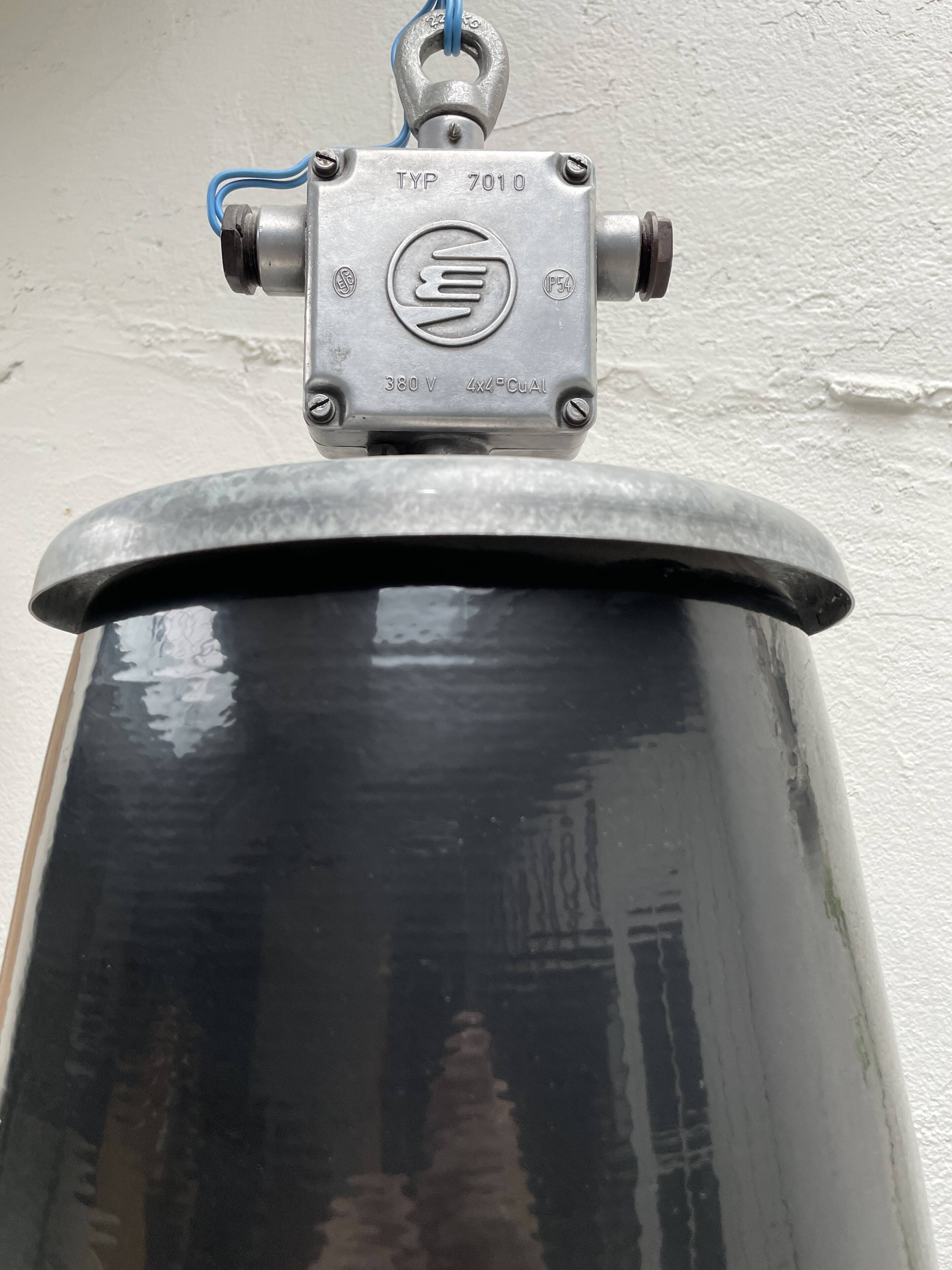 Suite de trois lampes industrielles.