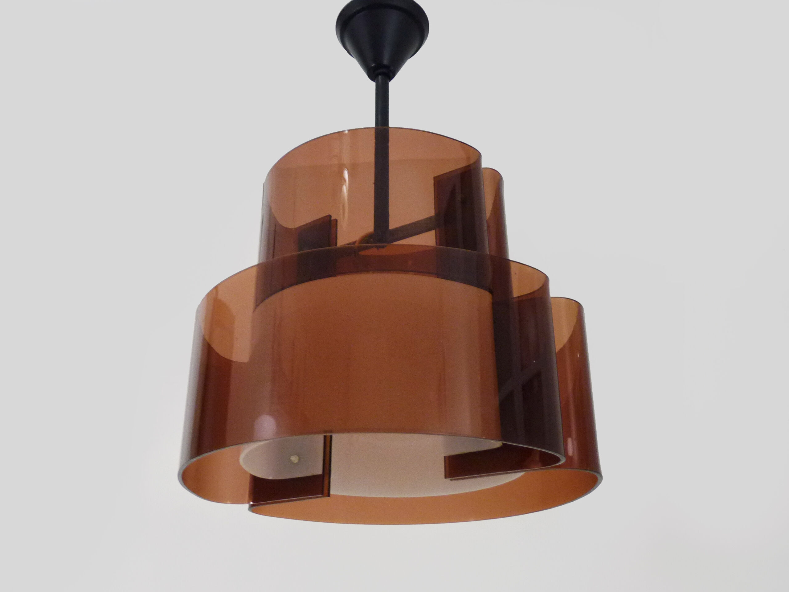 Suspension vintage en plexiglas fumé et blanc double feux. Année 60