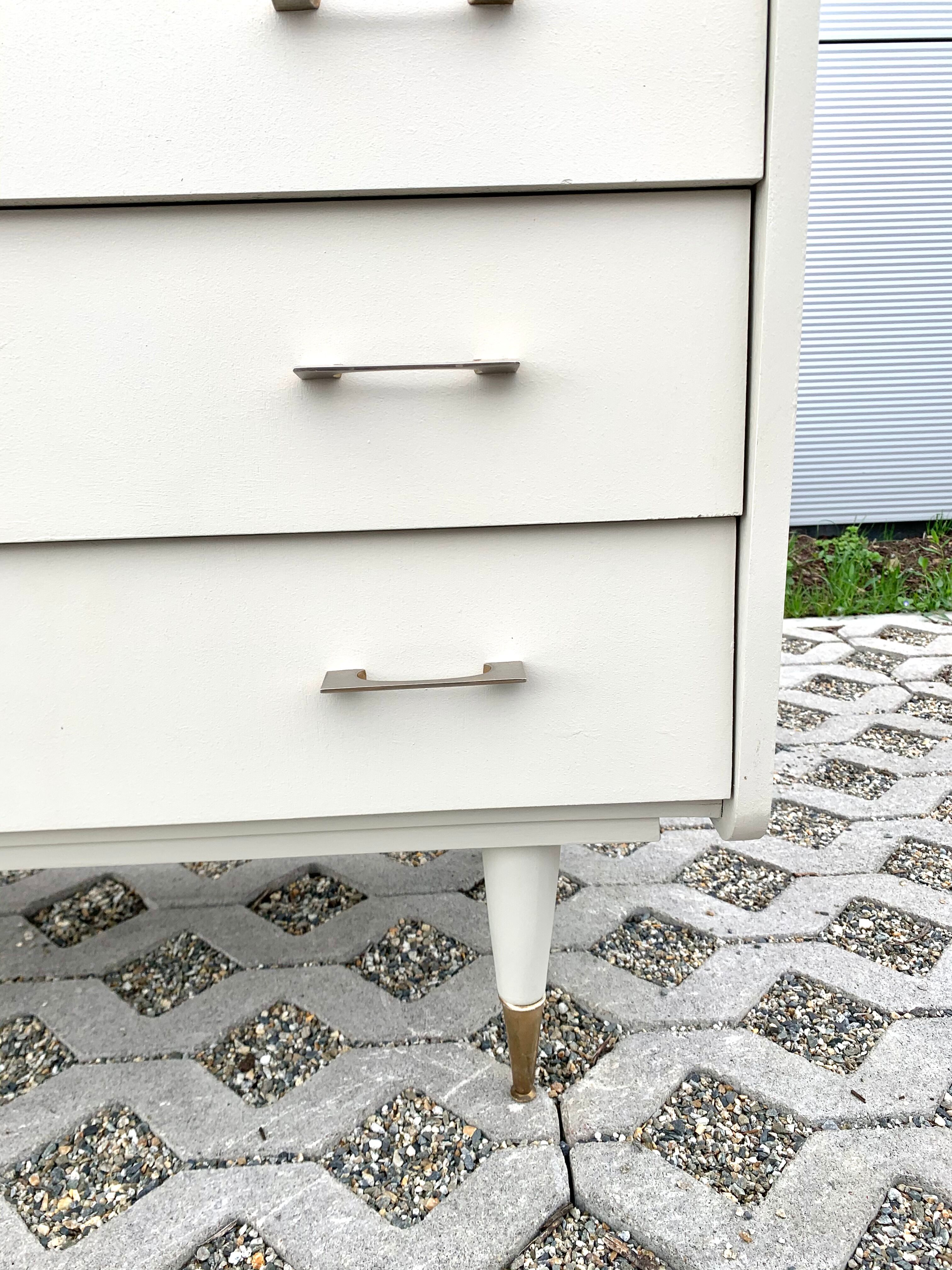 Commode pieds fuseaux
