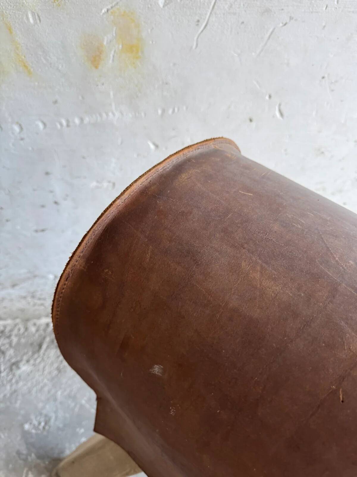 Cheval d'arçons belge vintage des années 1960 — coffre en cuir marron sur pieds en bois naturel