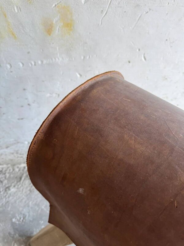 Cheval d'arçons belge vintage des années 1960 — coffre en cuir marron sur pieds en bois naturel