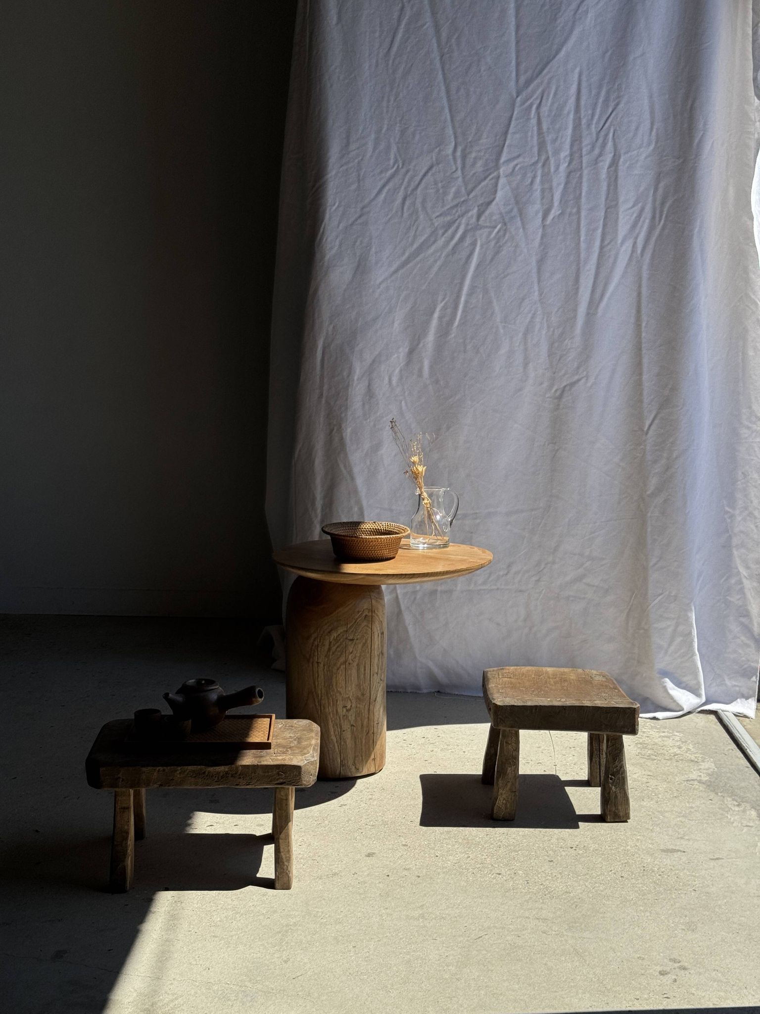 Tabouret d'appoint en teck massif carré assise courbée