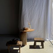 Tabouret d'appoint en teck massif carré assise courbée