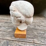 Tête en plâtre d’une déesse antique sur son socle en bois