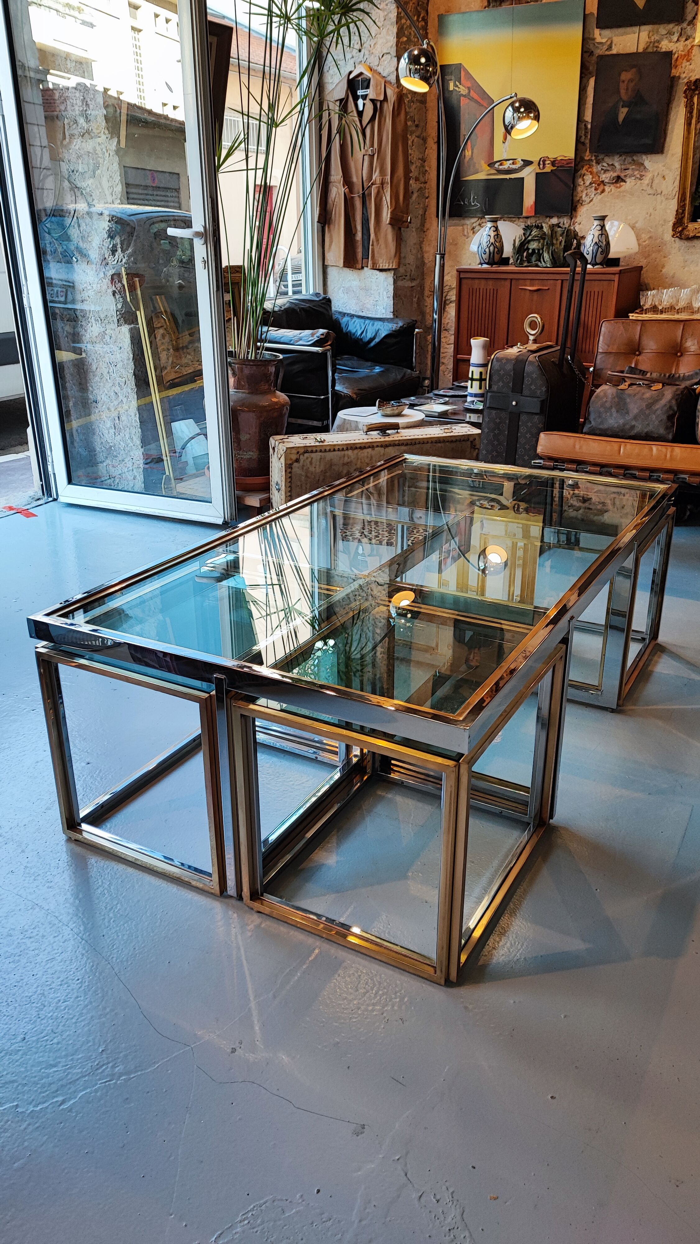 Vintage coffee table with 4 nesting tables