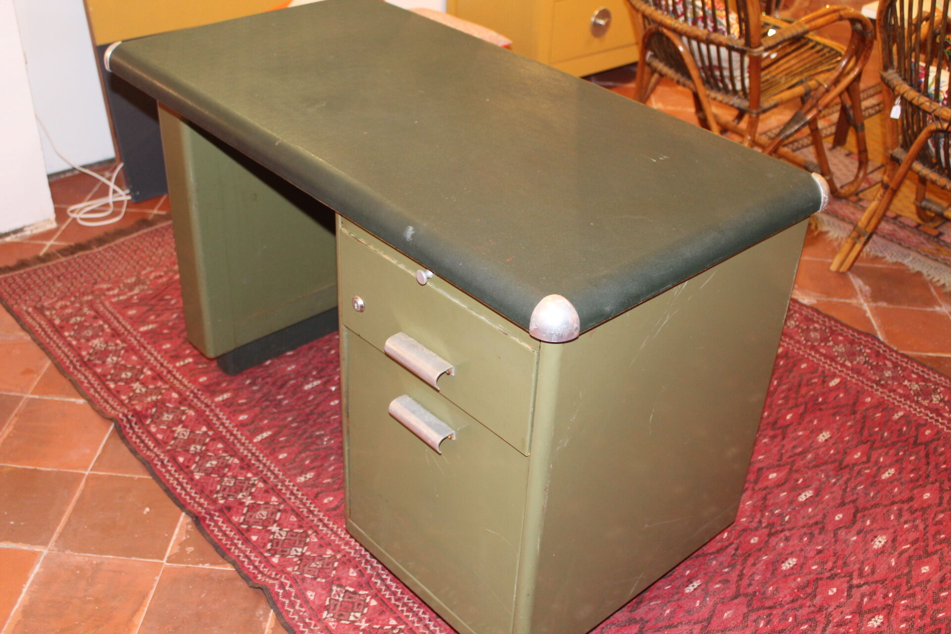 Bureau en métal kaki