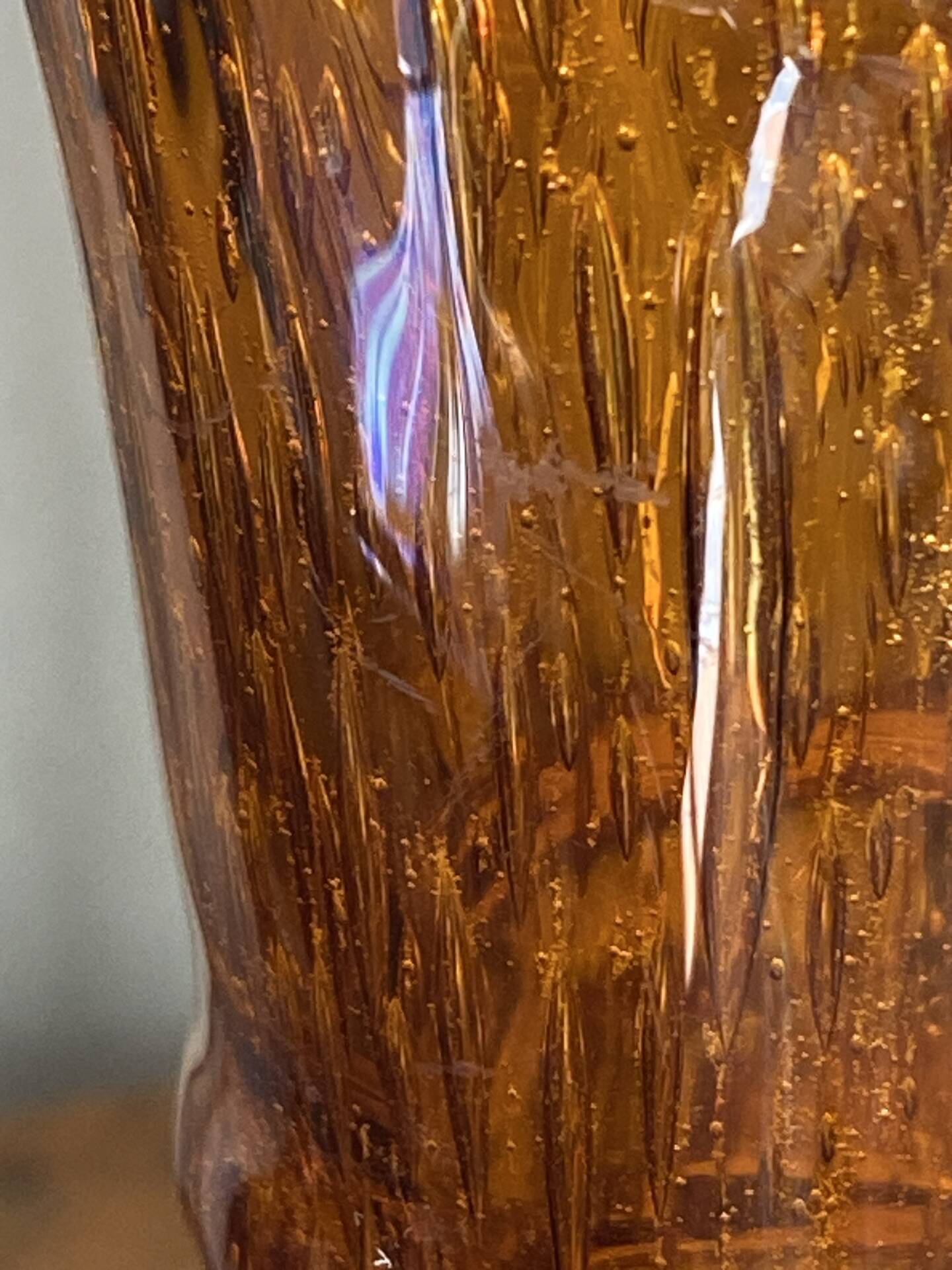 Grand pichet en verre bullé ambré 