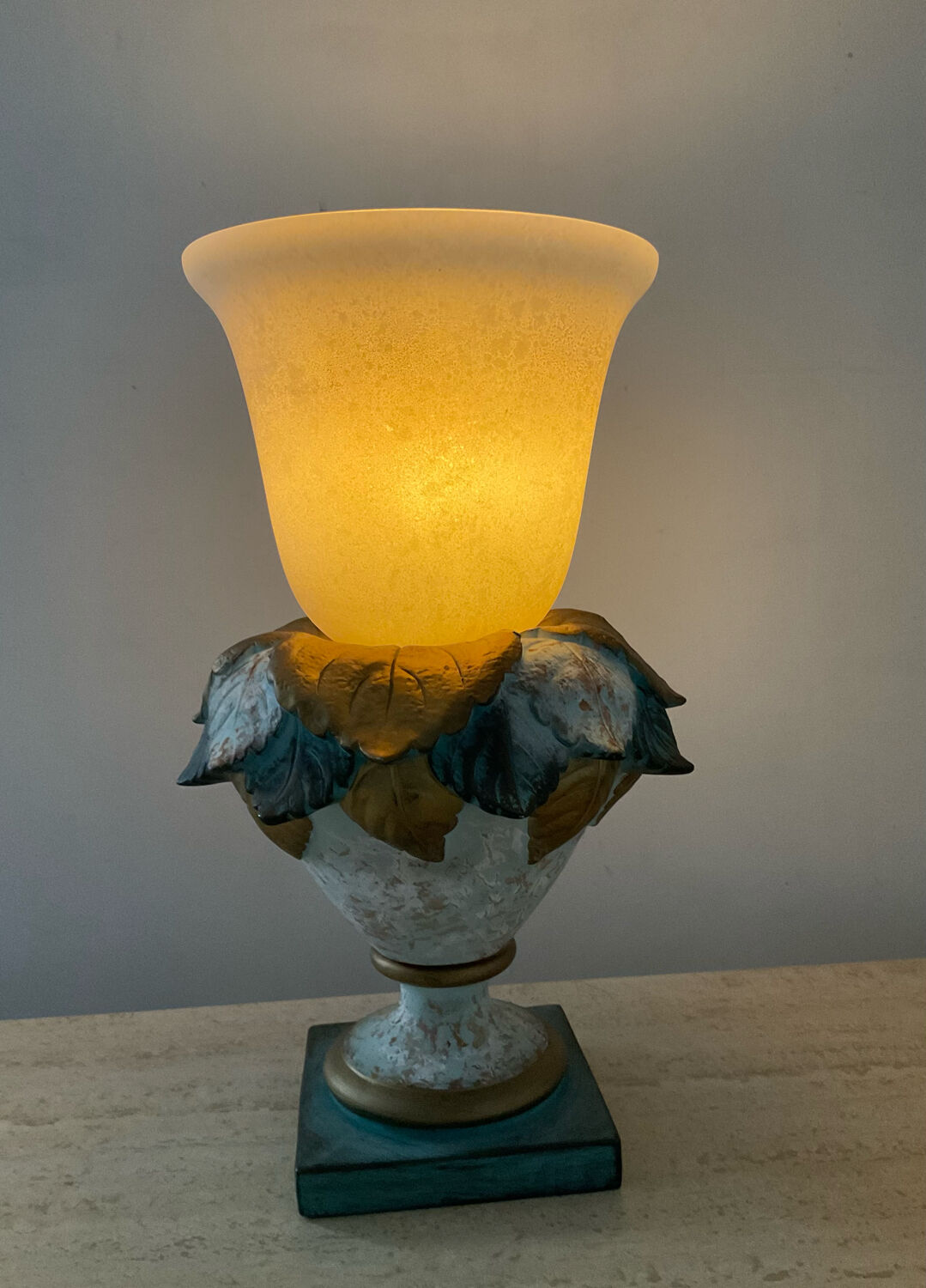 Lampe vintage en opaline et plâtre